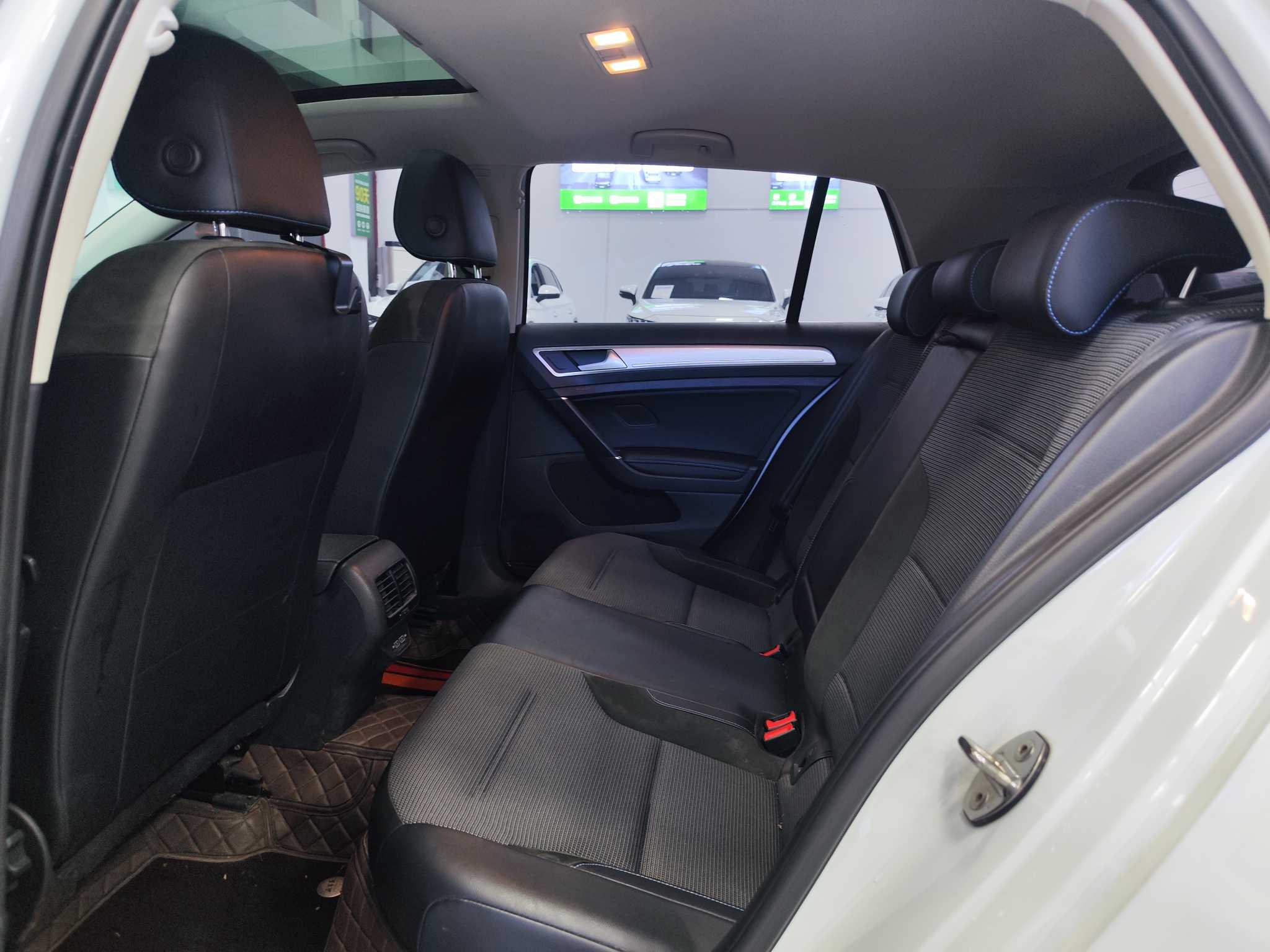 Volkswagen Golf Pure Electric 2020 car image #10