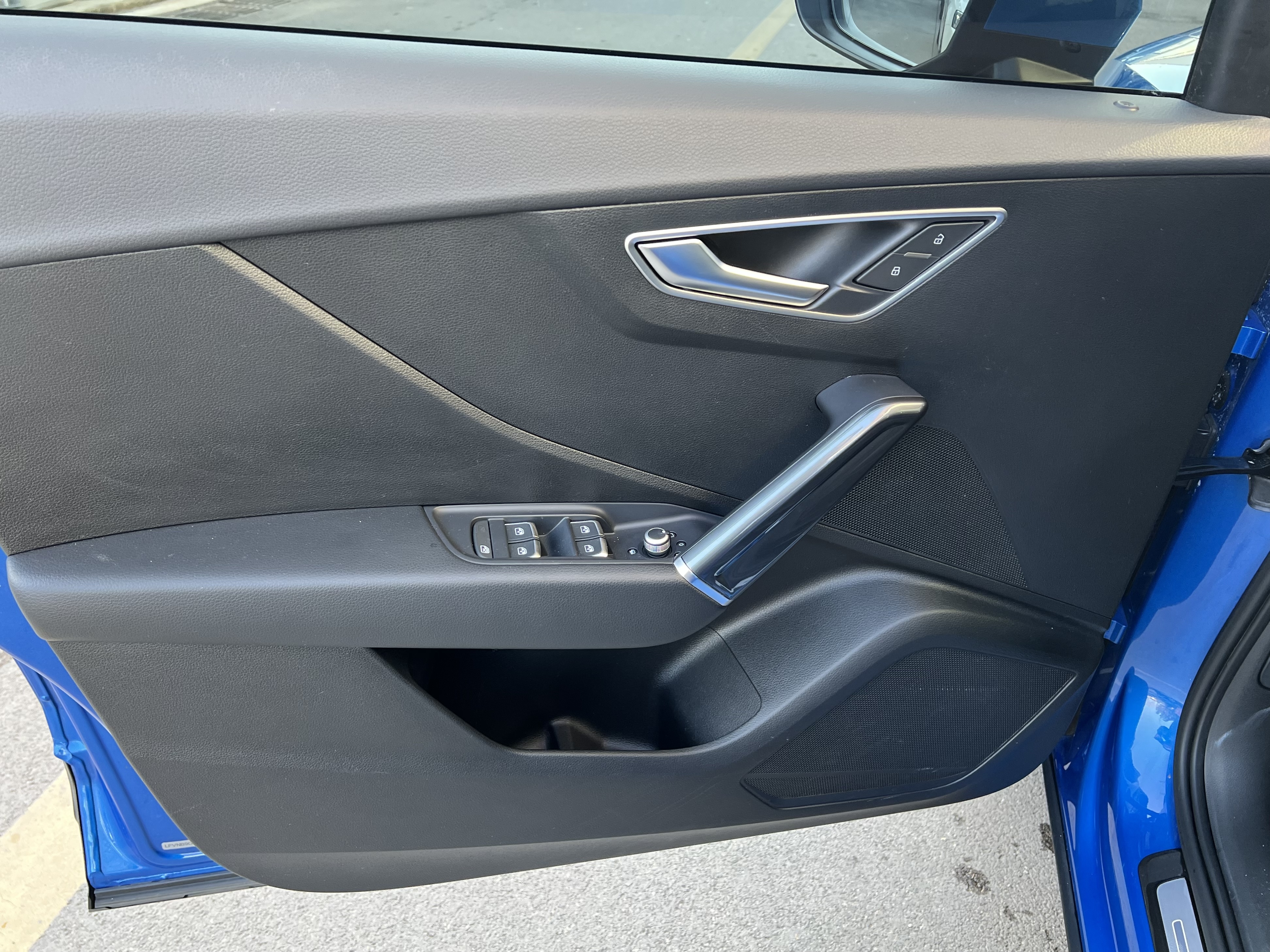 Audi Q2L e-tron 2021 car image #10