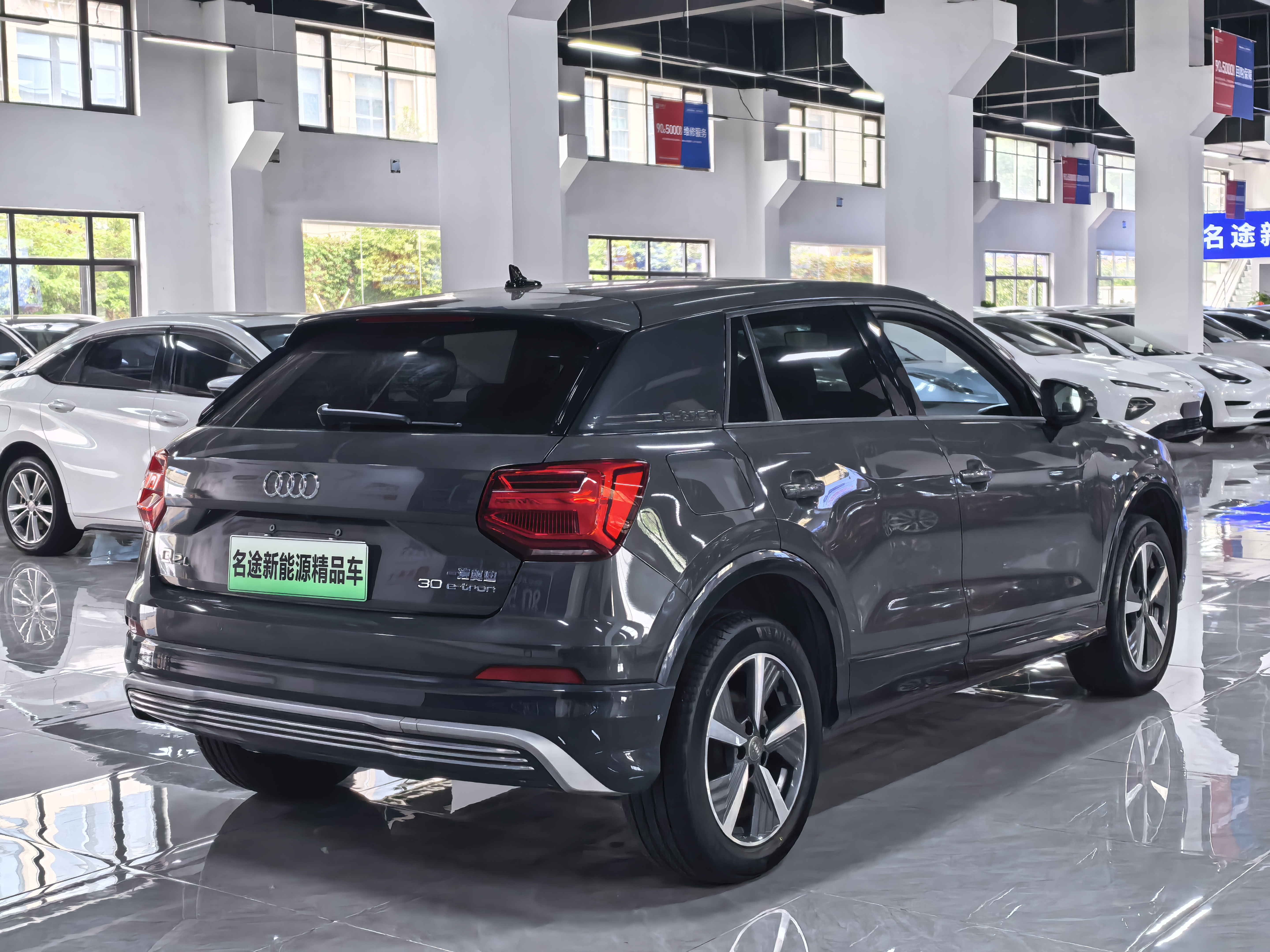 Audi Q2L e-tron 2021 immagine di auto #10