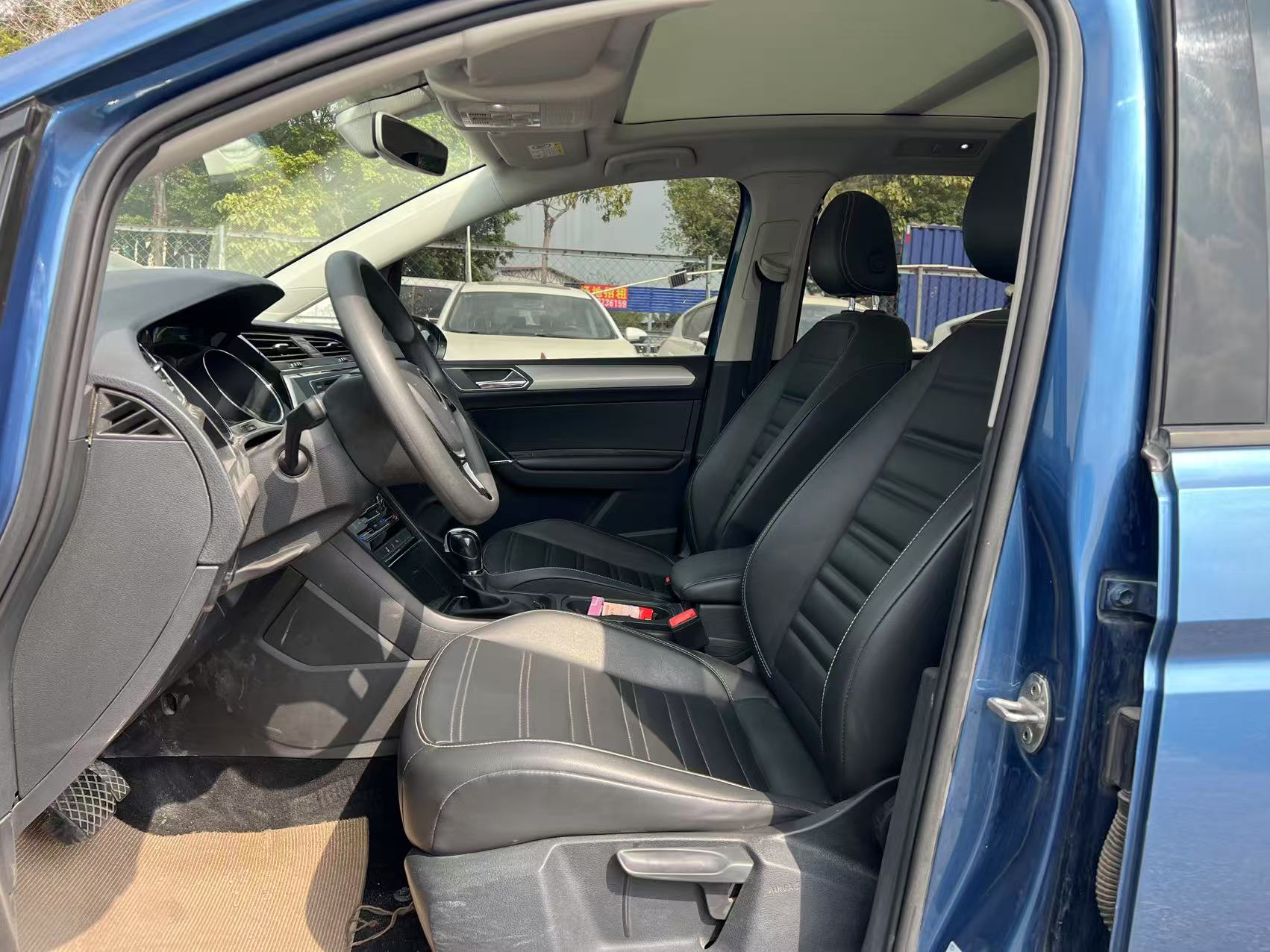 Volkswagen Touran 2022 immagine di auto #10