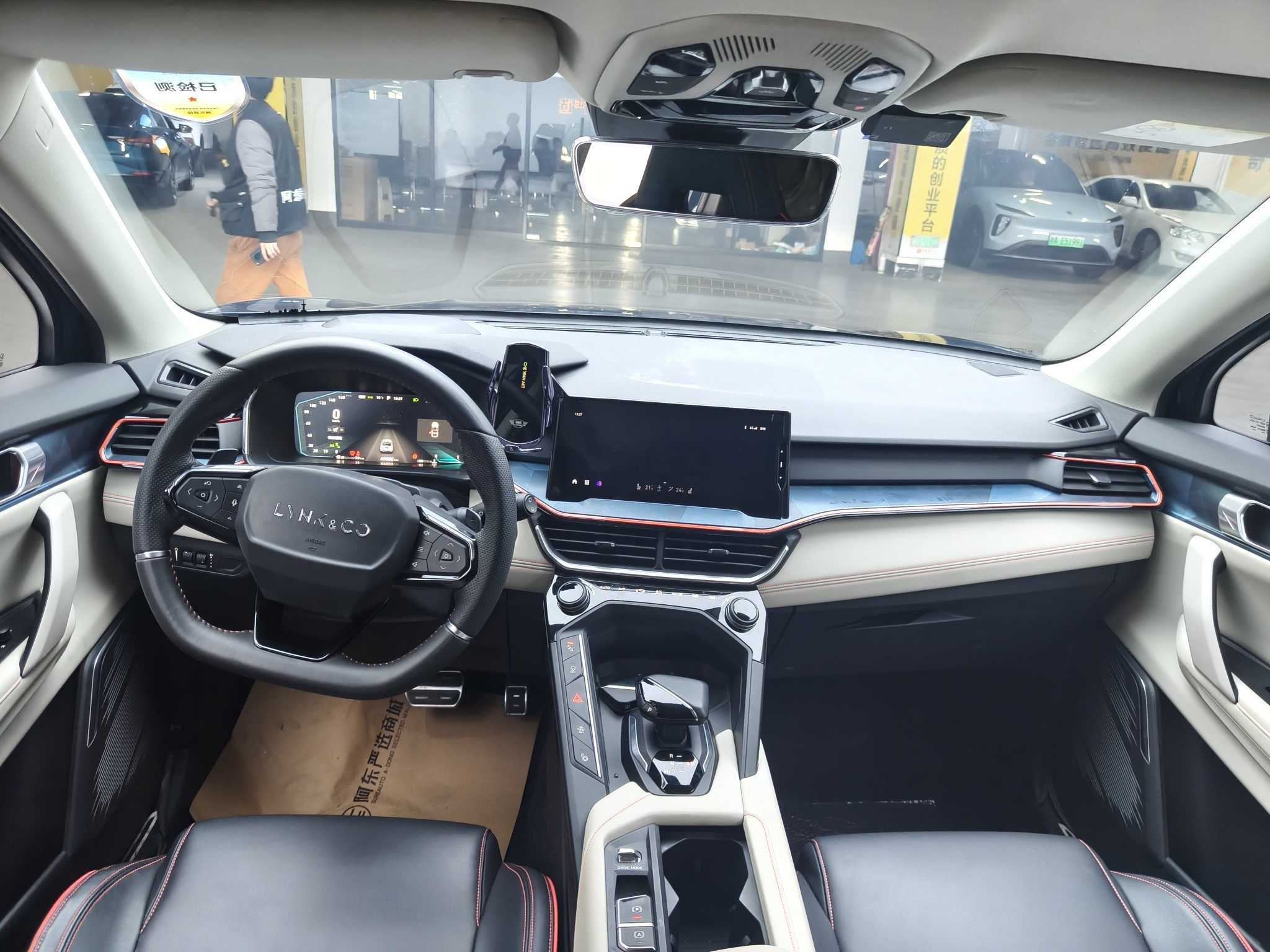 Lynk & Co 06 2021 car image #10