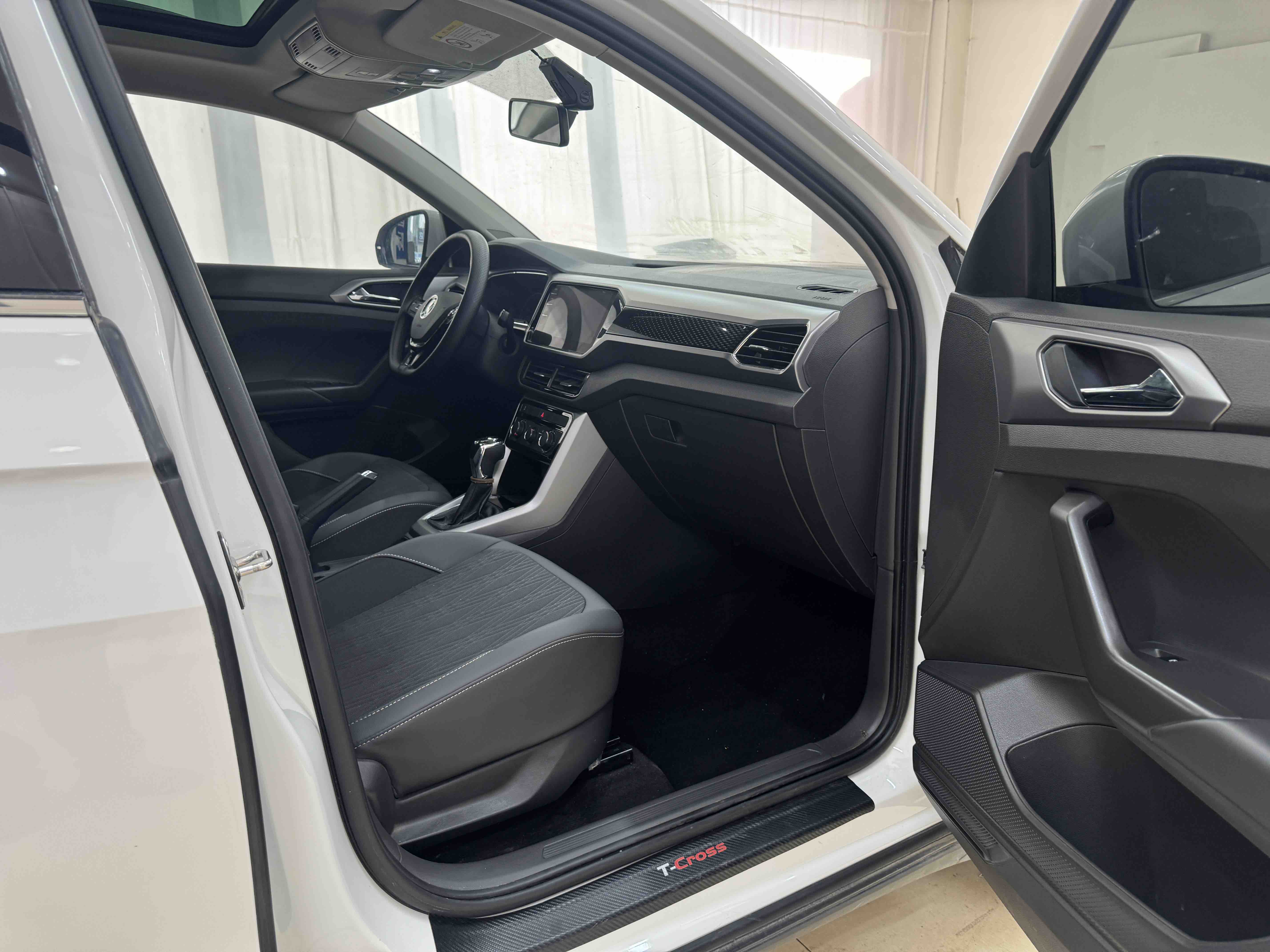Volkswagen T-Cross 2021 car image #10