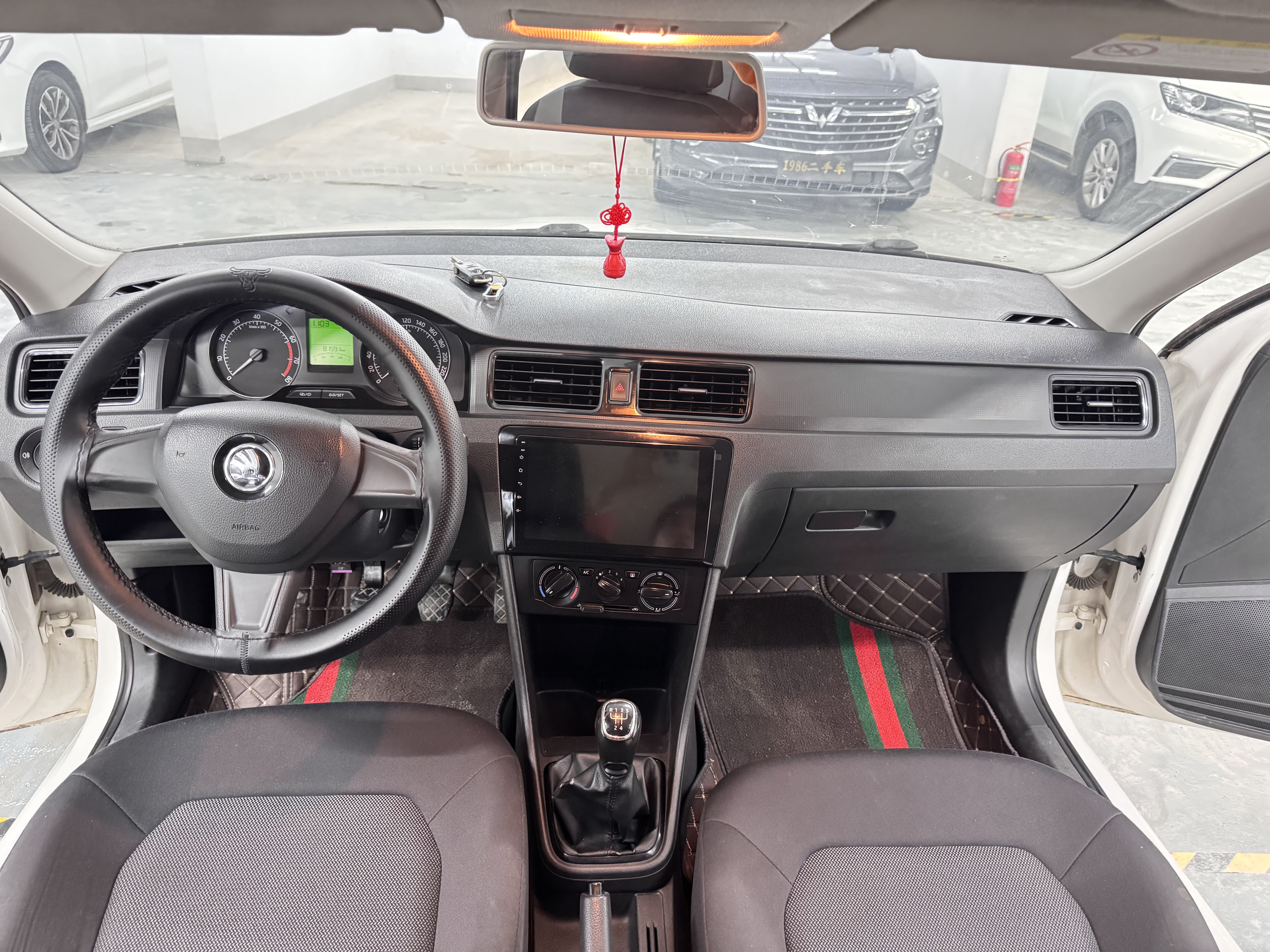 Skoda Rapid Spaceback 2015 car image #10