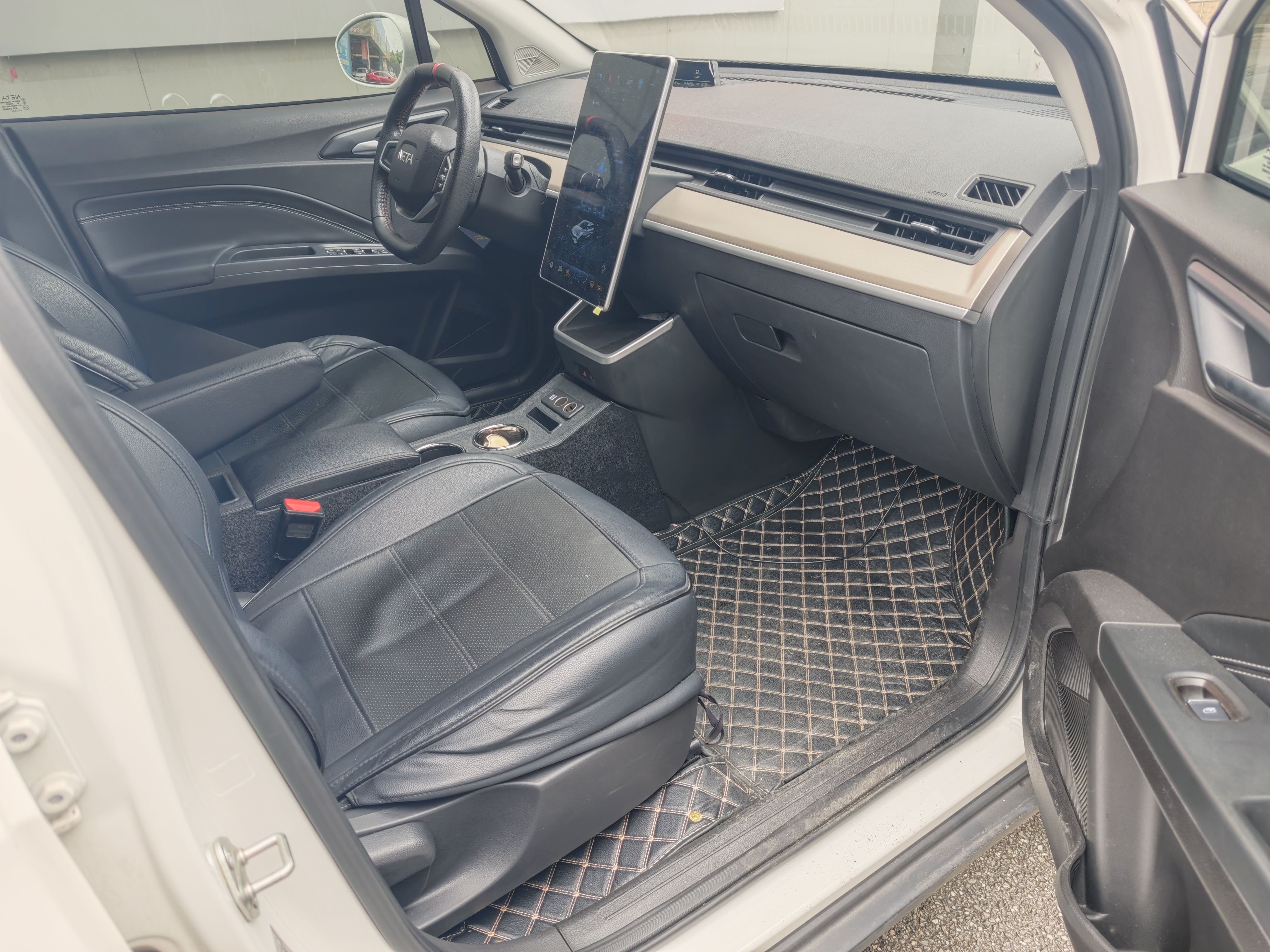 哪吒汽车 哪吒V 2022 #10 哪吒汽车 哪吒V 2022 汽车图片 #10