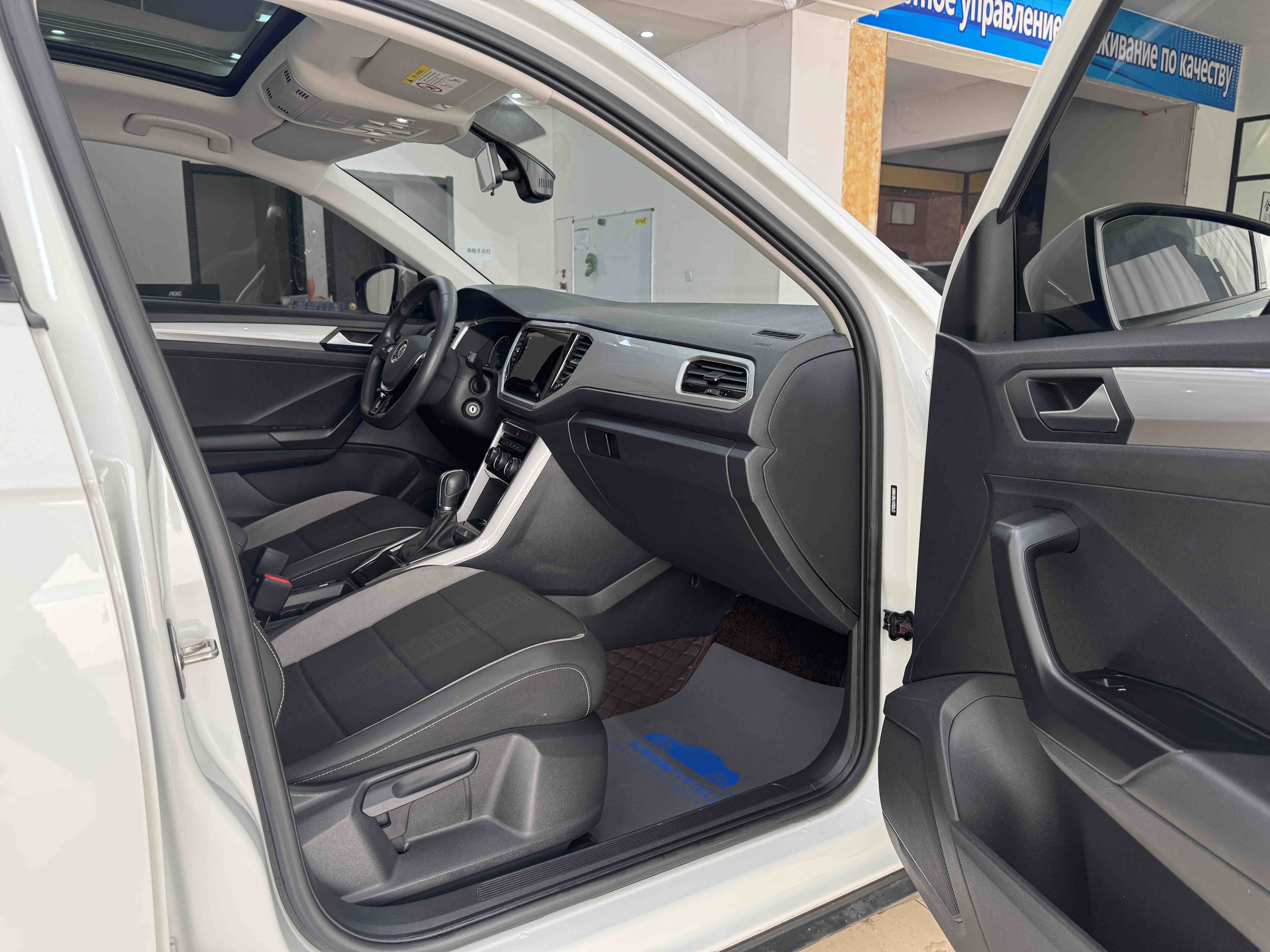 Volkswagen T-Roc 2021 car image #10