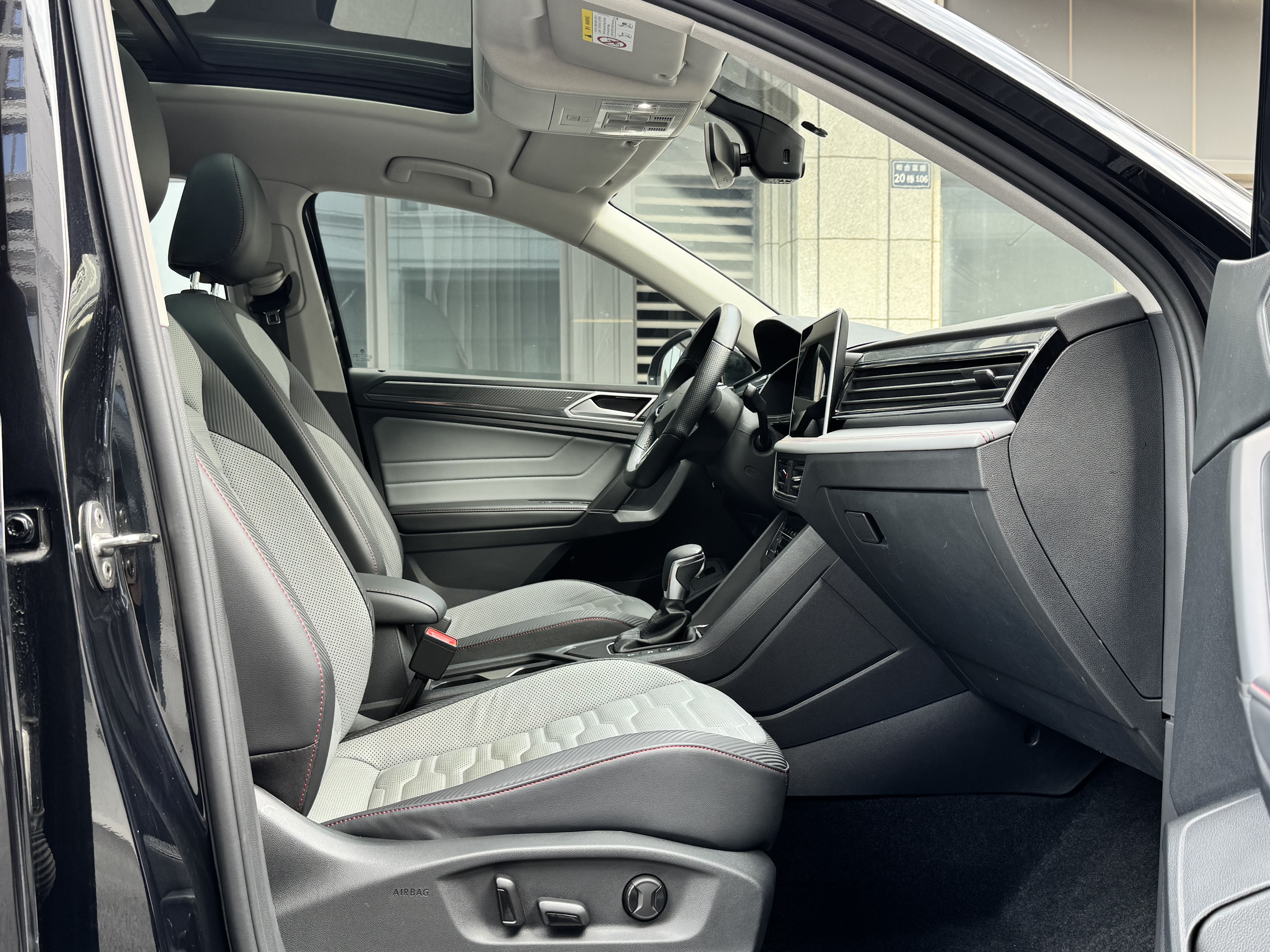 Volkswagen Tiguan X 2023 immagine di auto #10