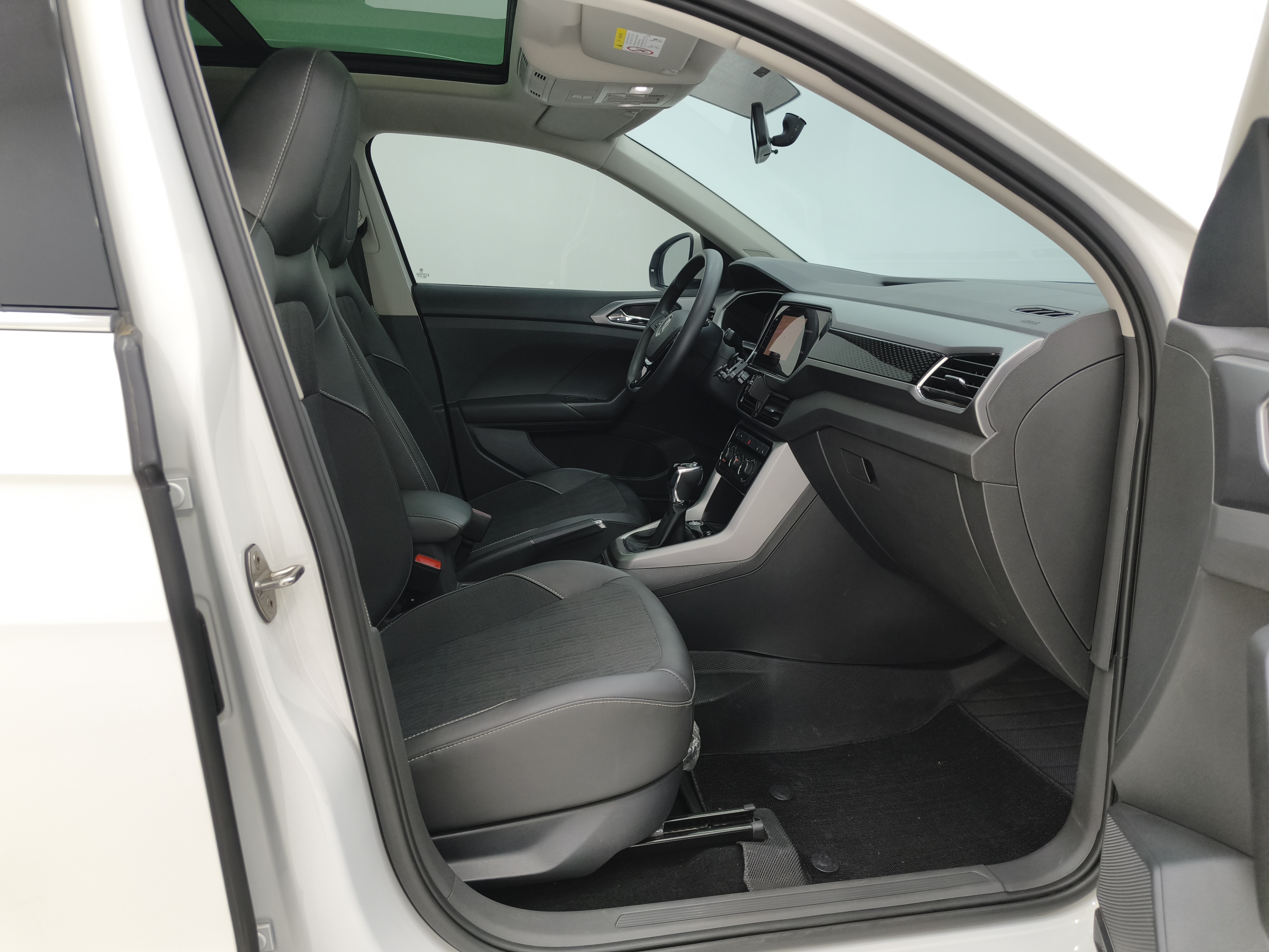 Volkswagen T-Cross 2022 car image #10