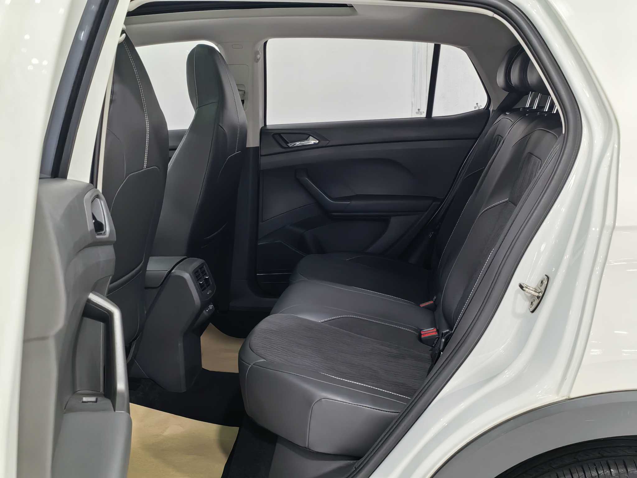Volkswagen T-Cross 2022 car image #10