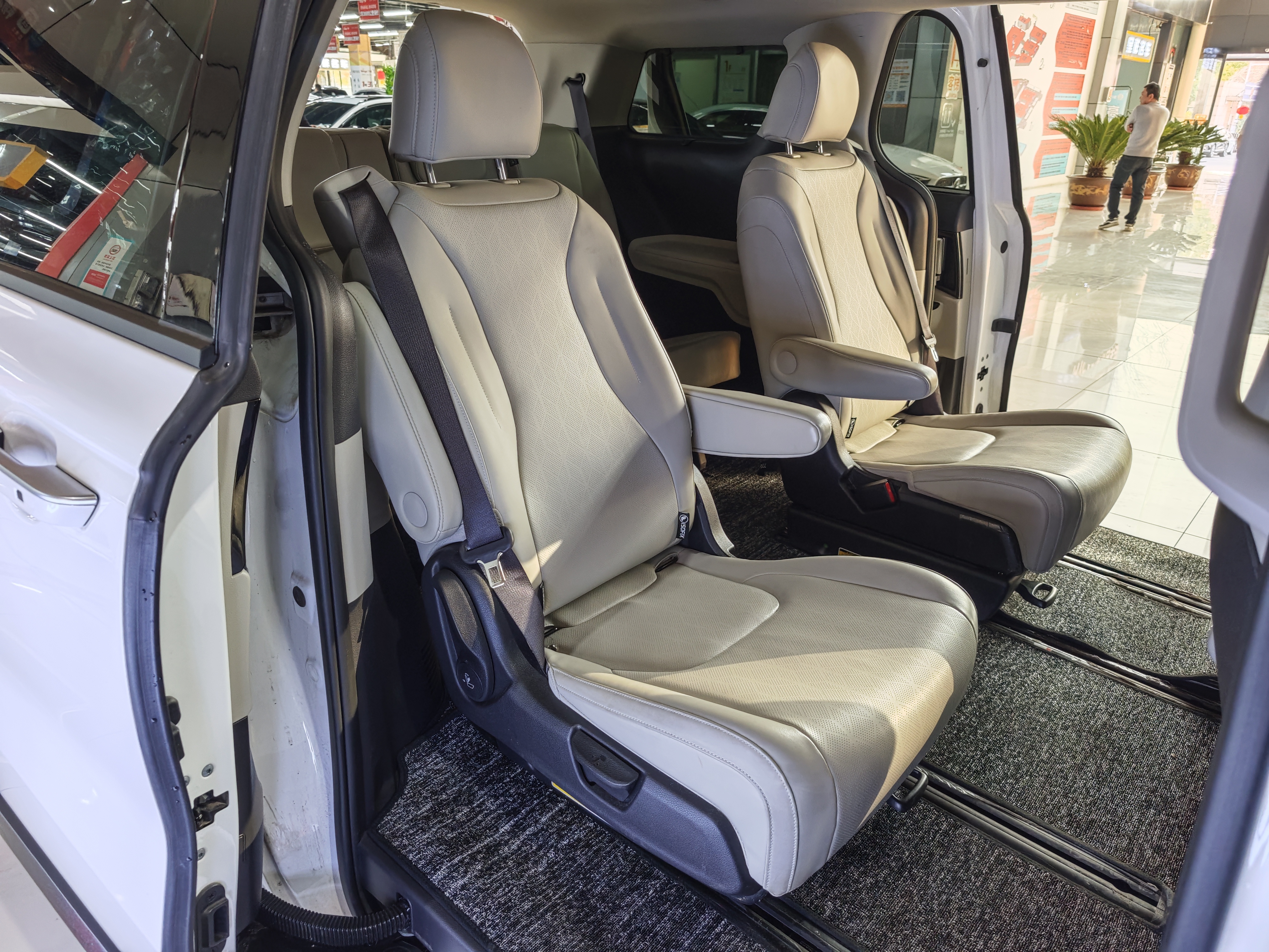 Kia Carnival 2023 car image #10