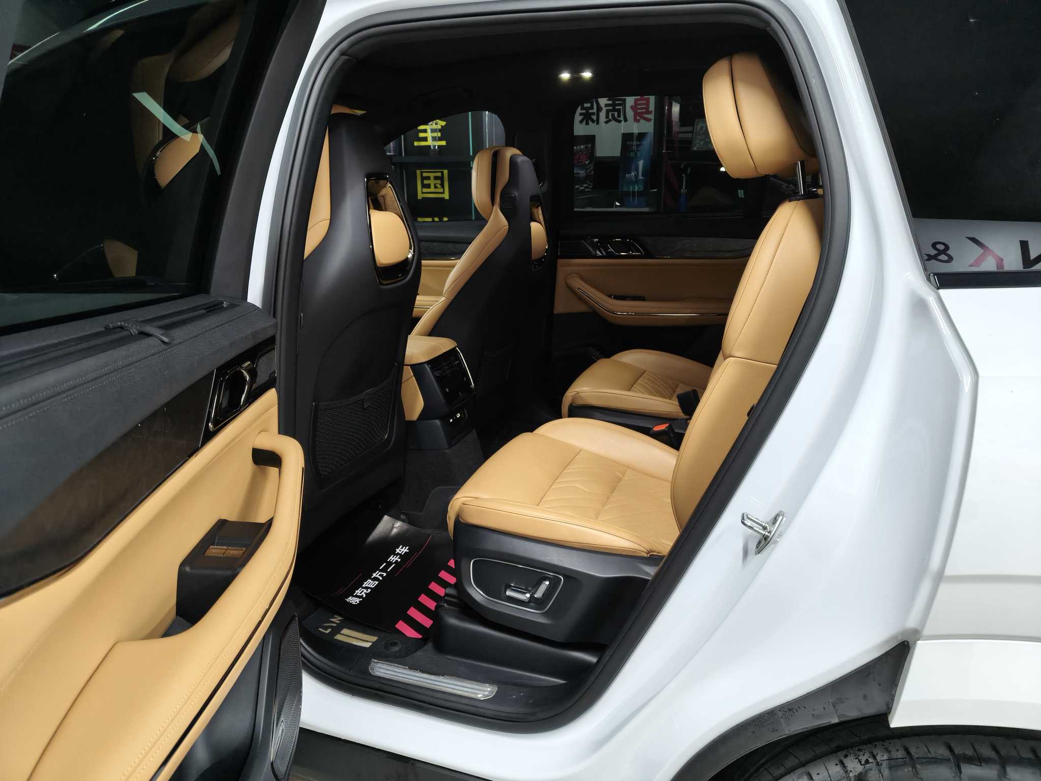 Lynk & Co 09 EM-P 2022 car image #10