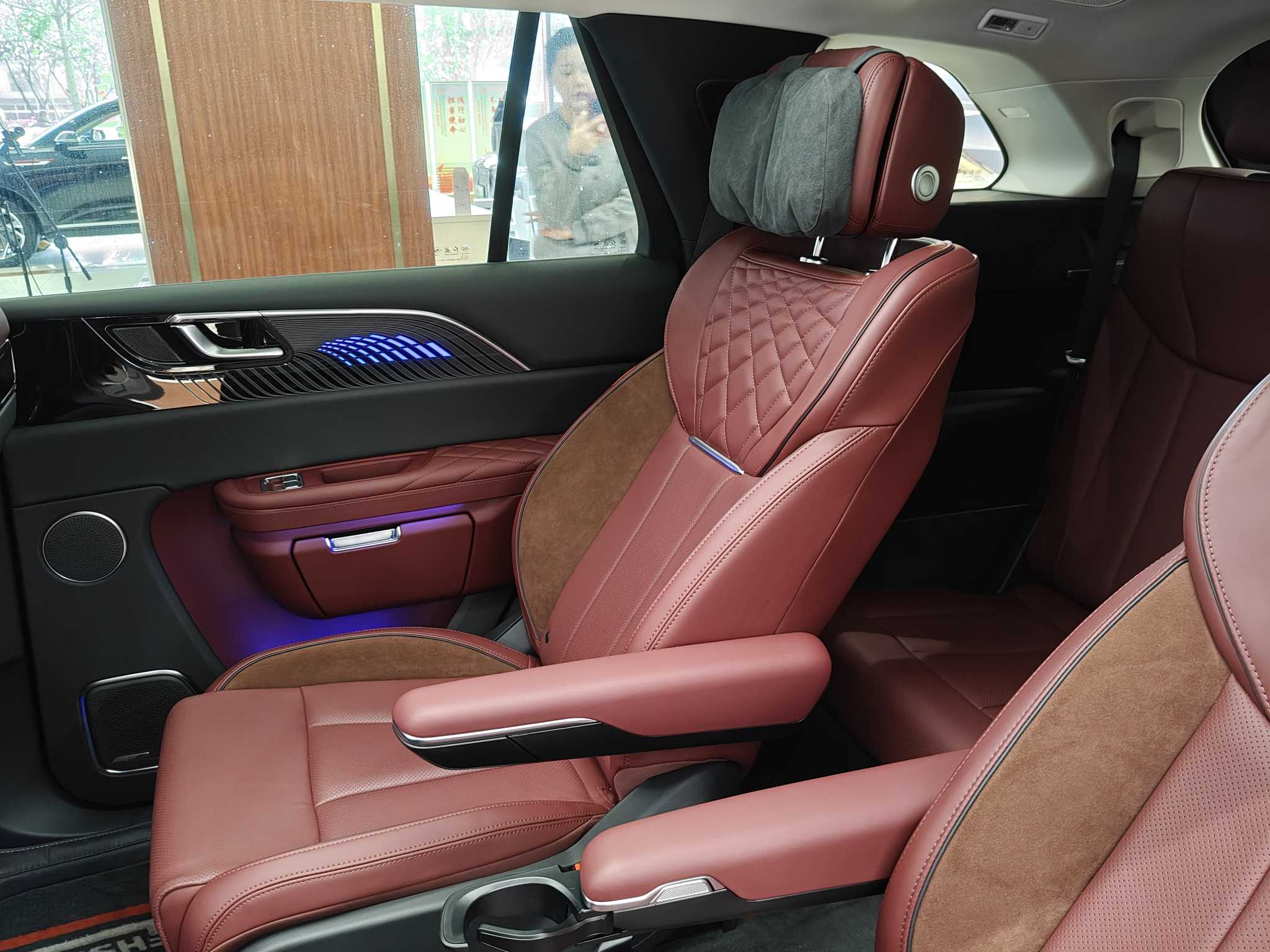 HongQi E-HS9 2026 car image #10