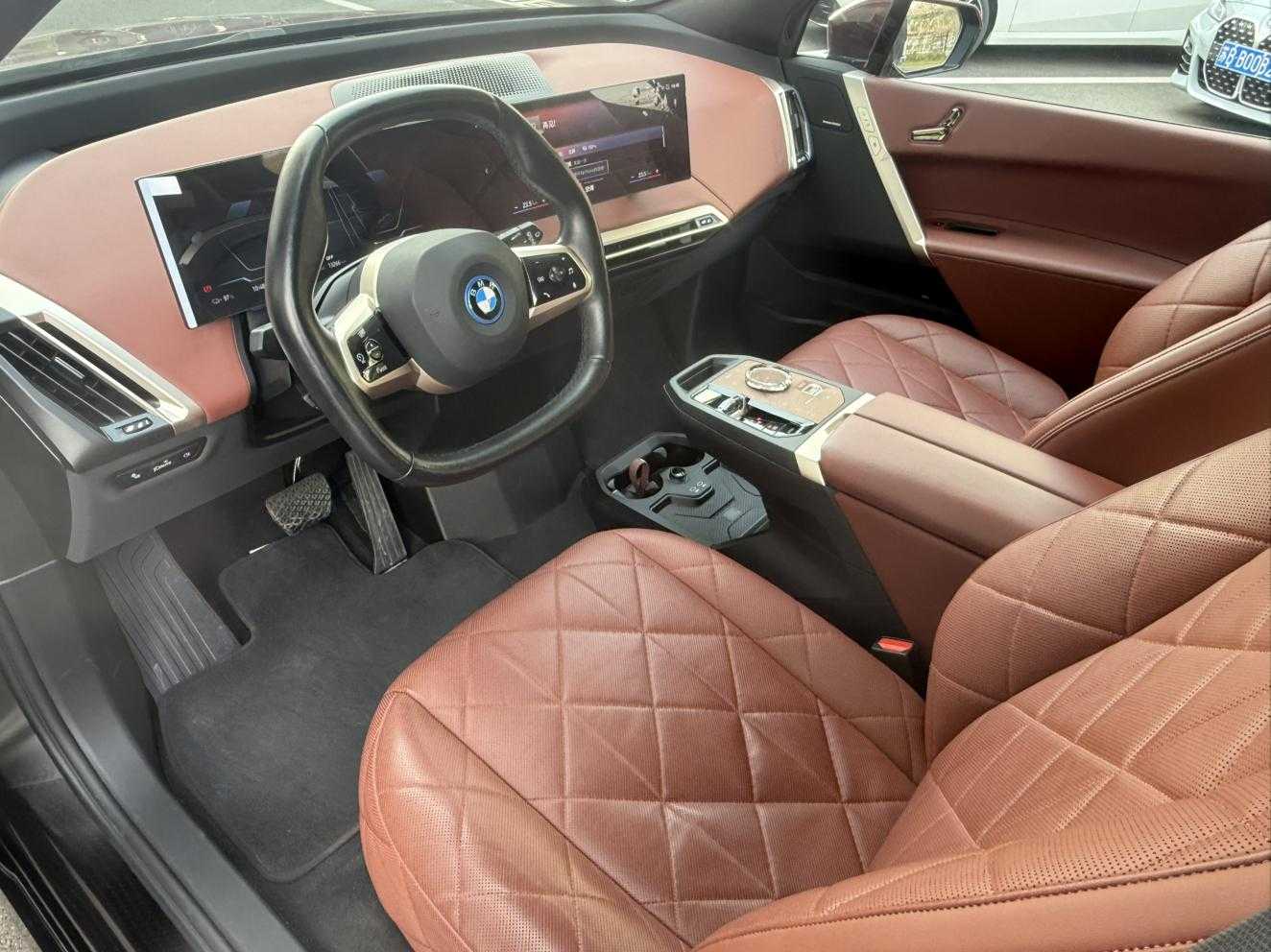 BMW iX 2023 car image #10