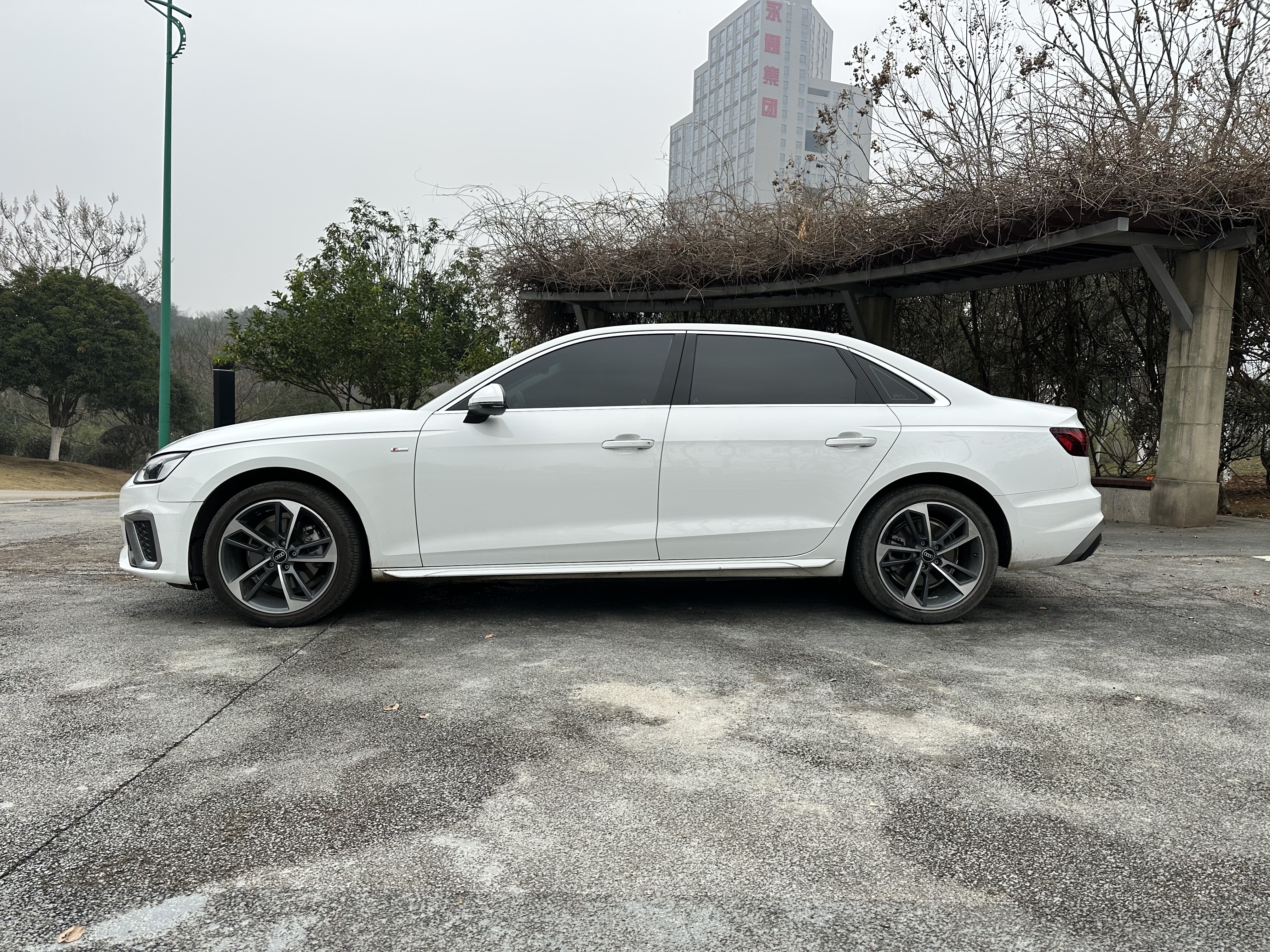 Audi A4L 2022 car image #10