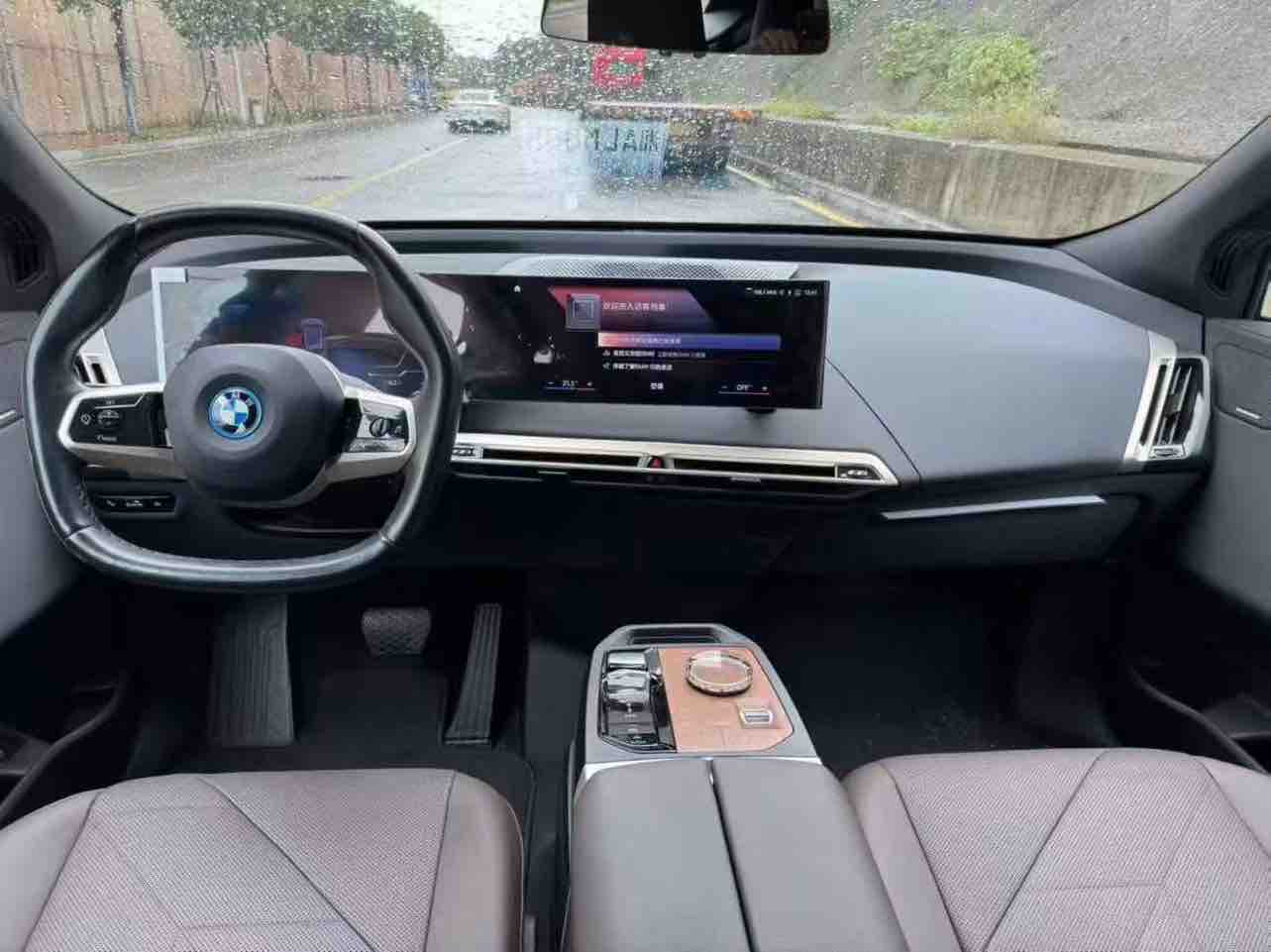 BMW iX 2023 car image #10