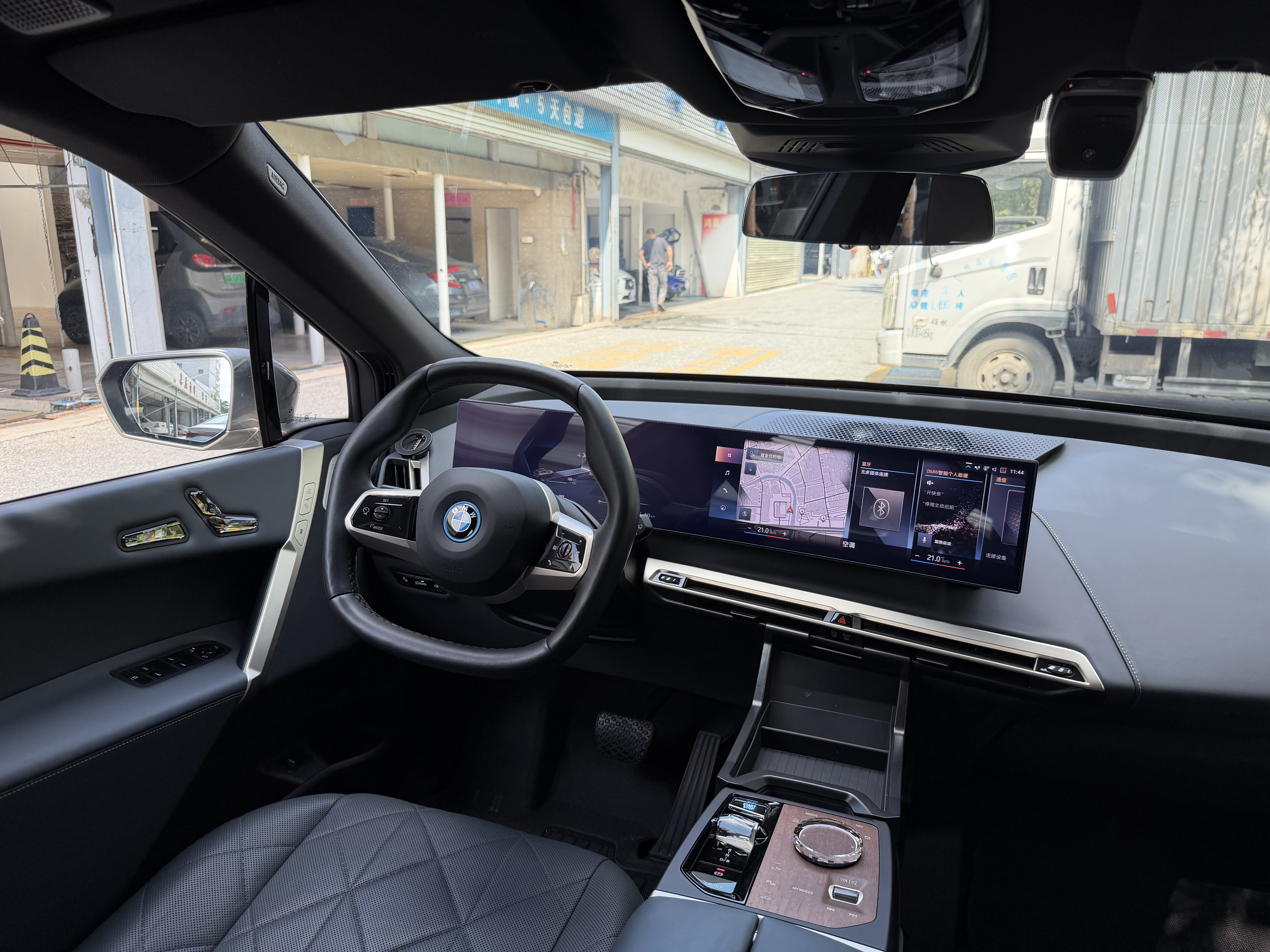 BMW iX M60 2023 car image #10