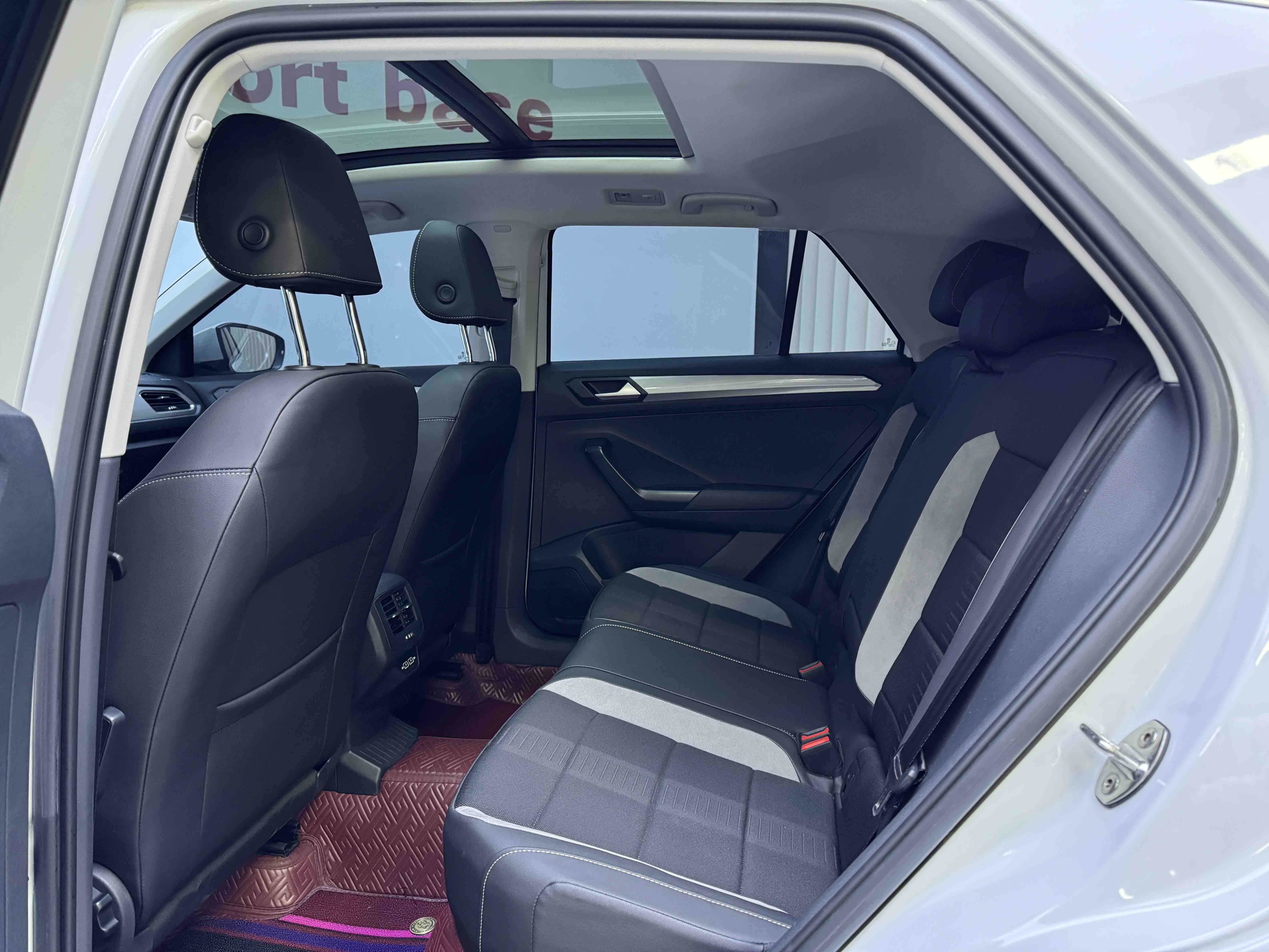 Volkswagen T-Roc 2023 #10 Volkswagen T-Roc 2023 car image #10