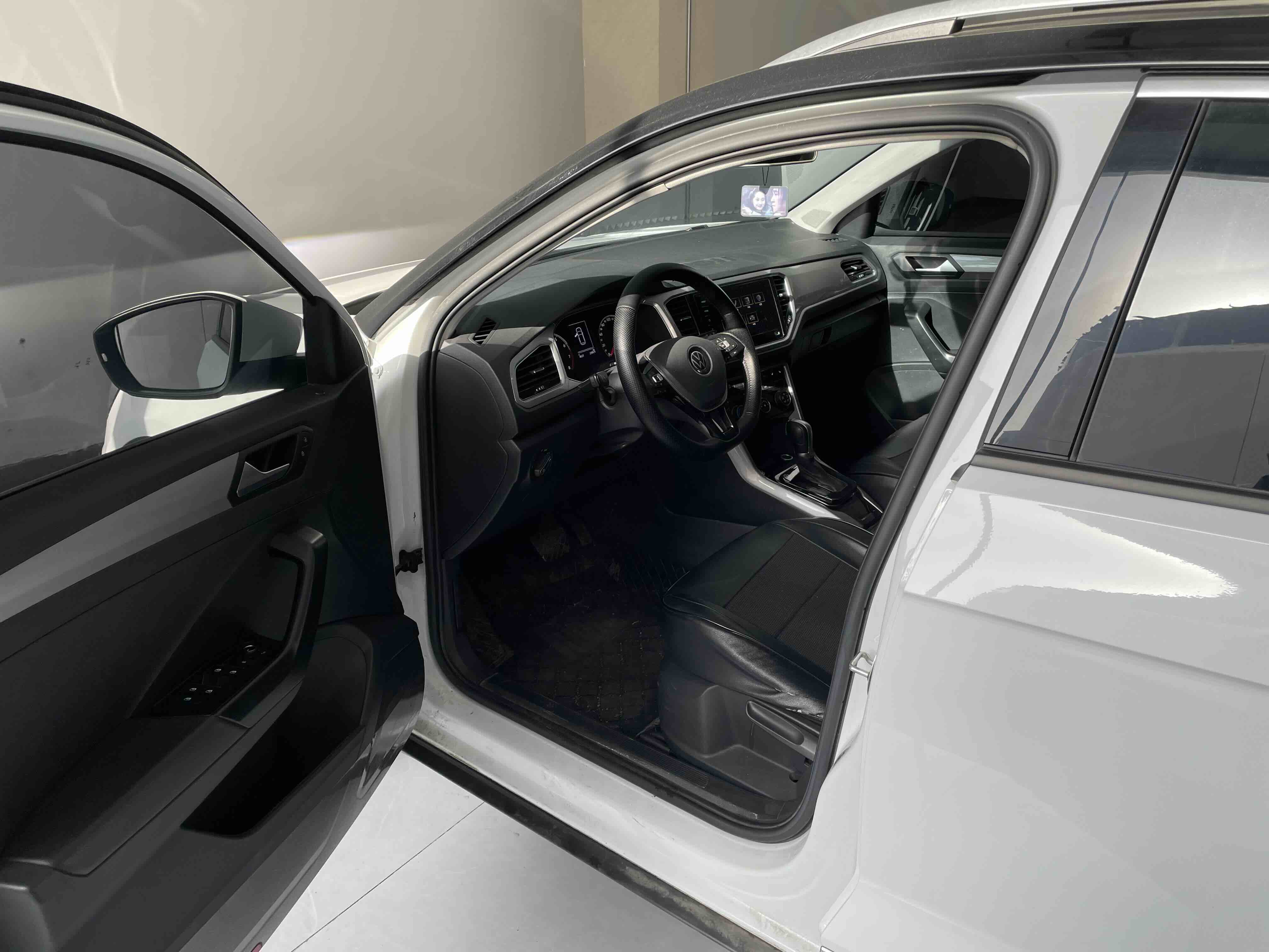 Volkswagen T-Roc 2023 car image #10