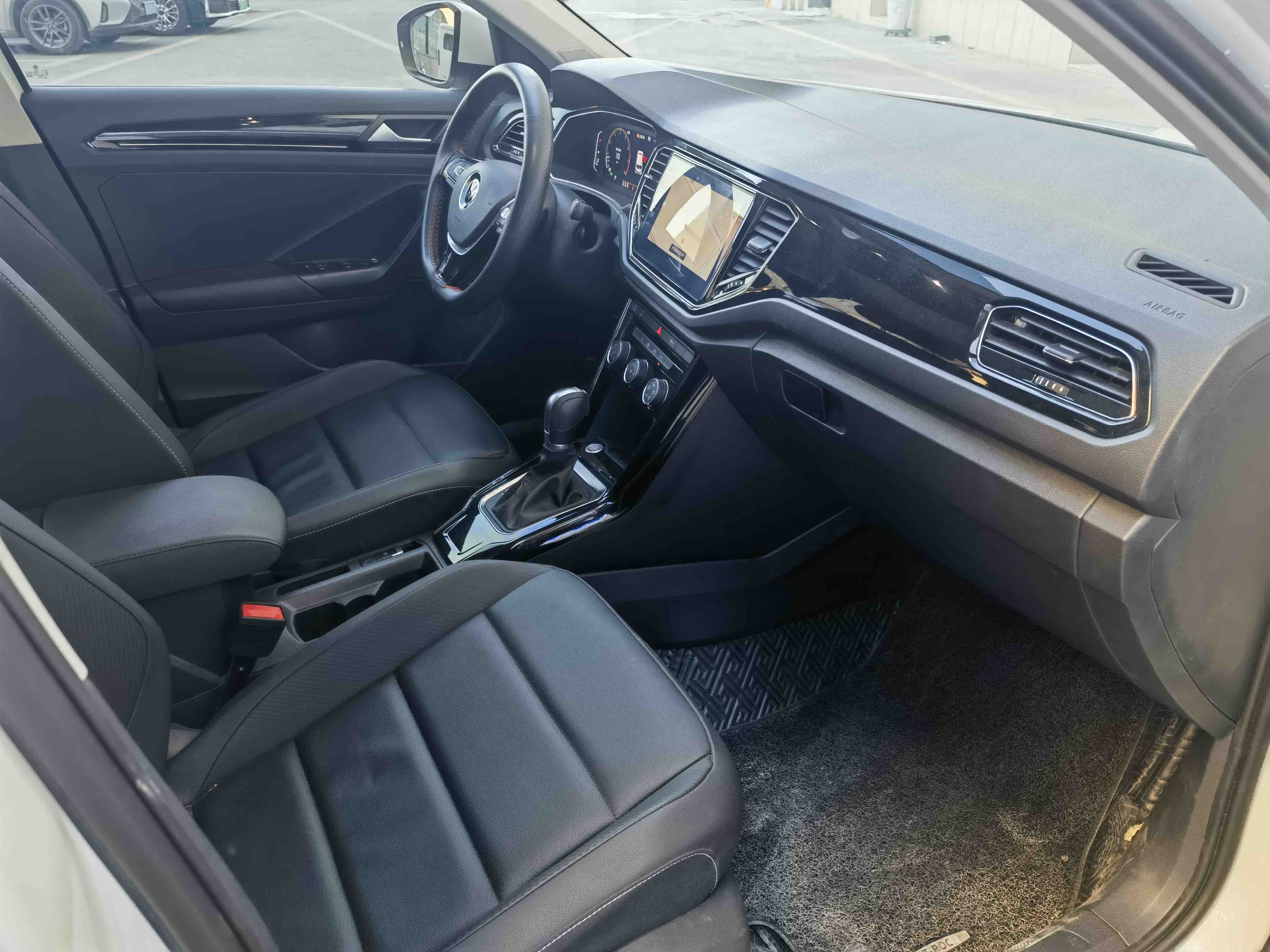 Volkswagen T-Roc 2022 car image #10