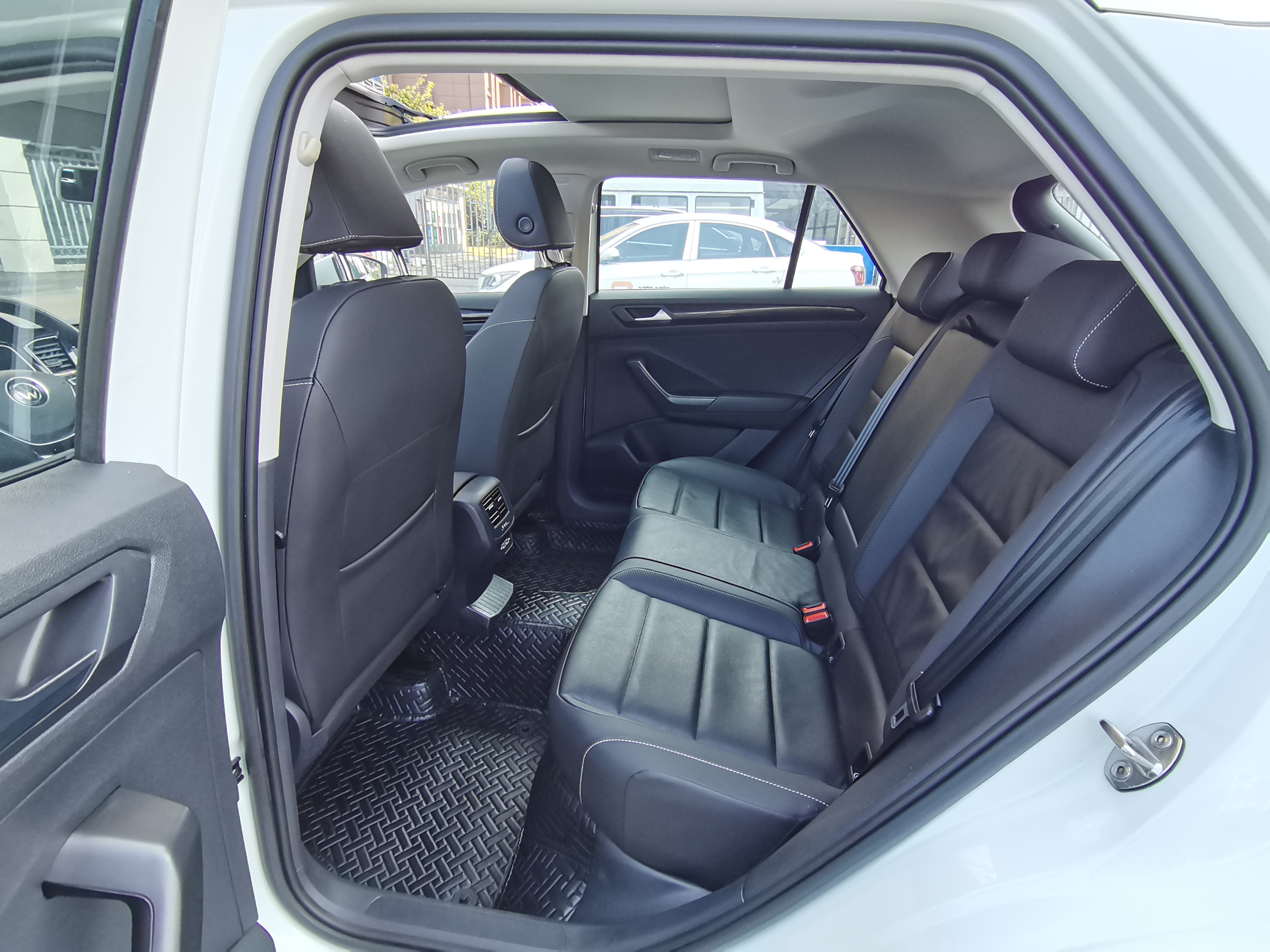 Volkswagen T-Roc 2023 car image #10