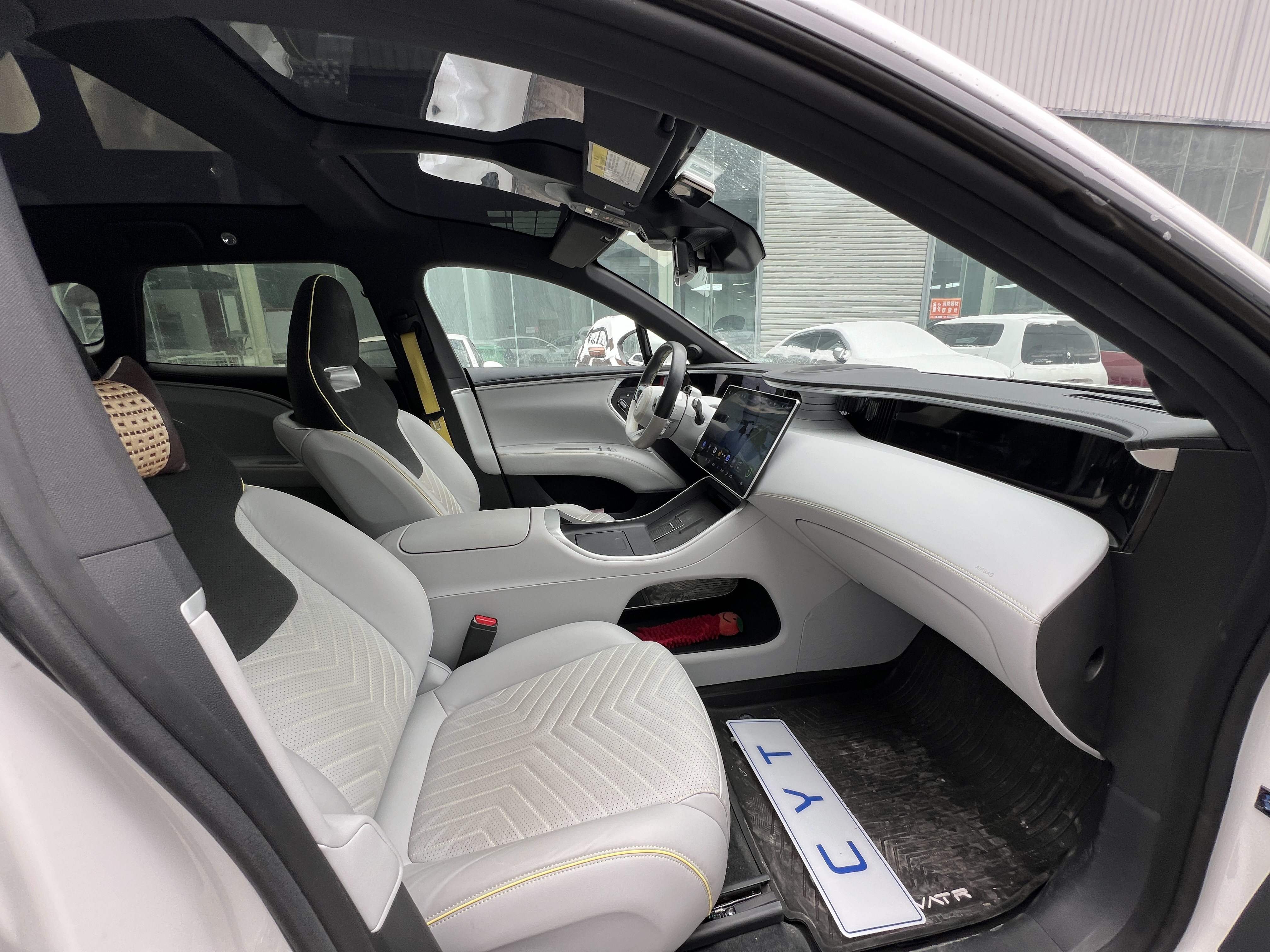 Avatr 11 2023 car image #10
