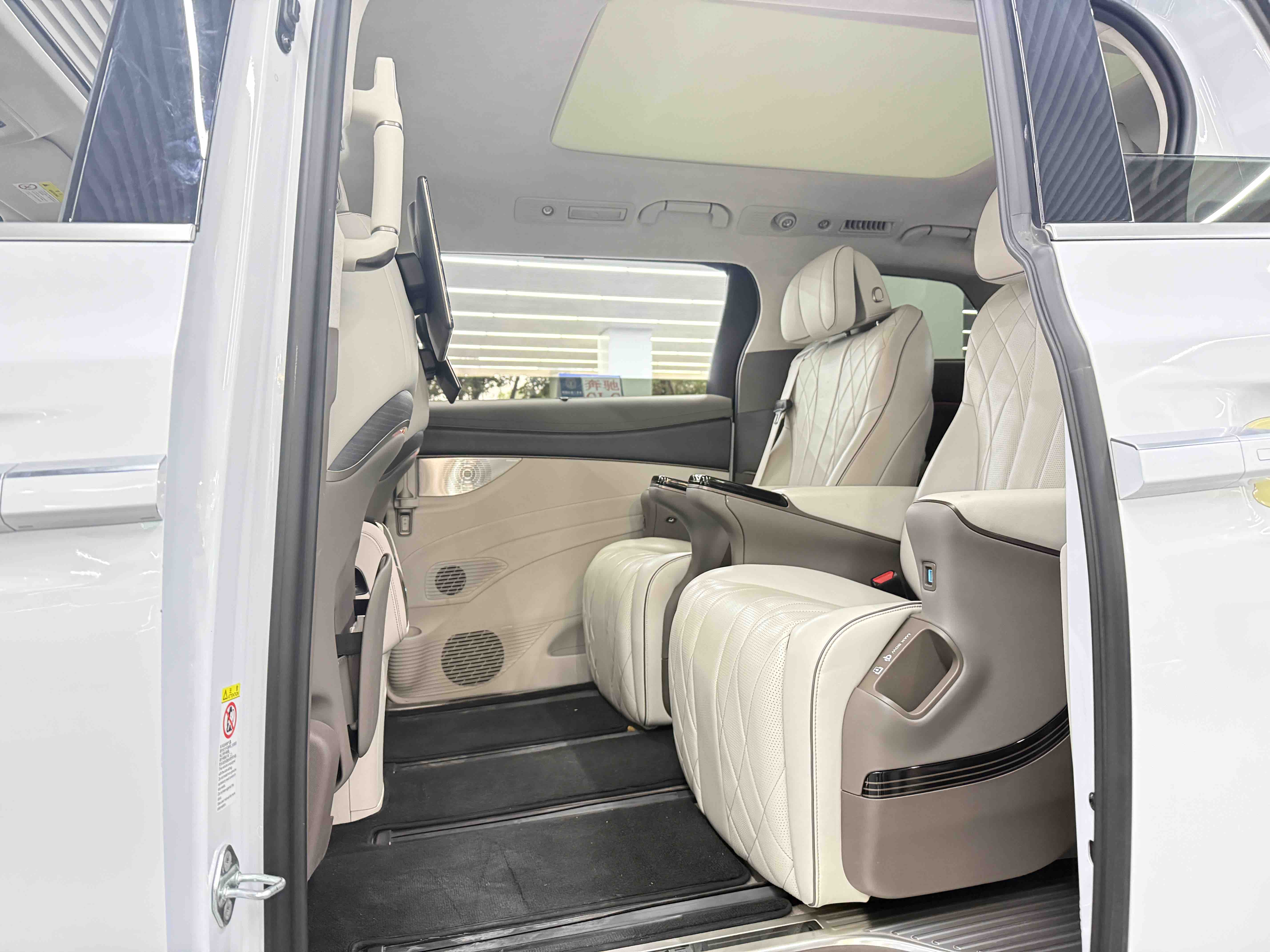 Denza D9 2023 car image #10