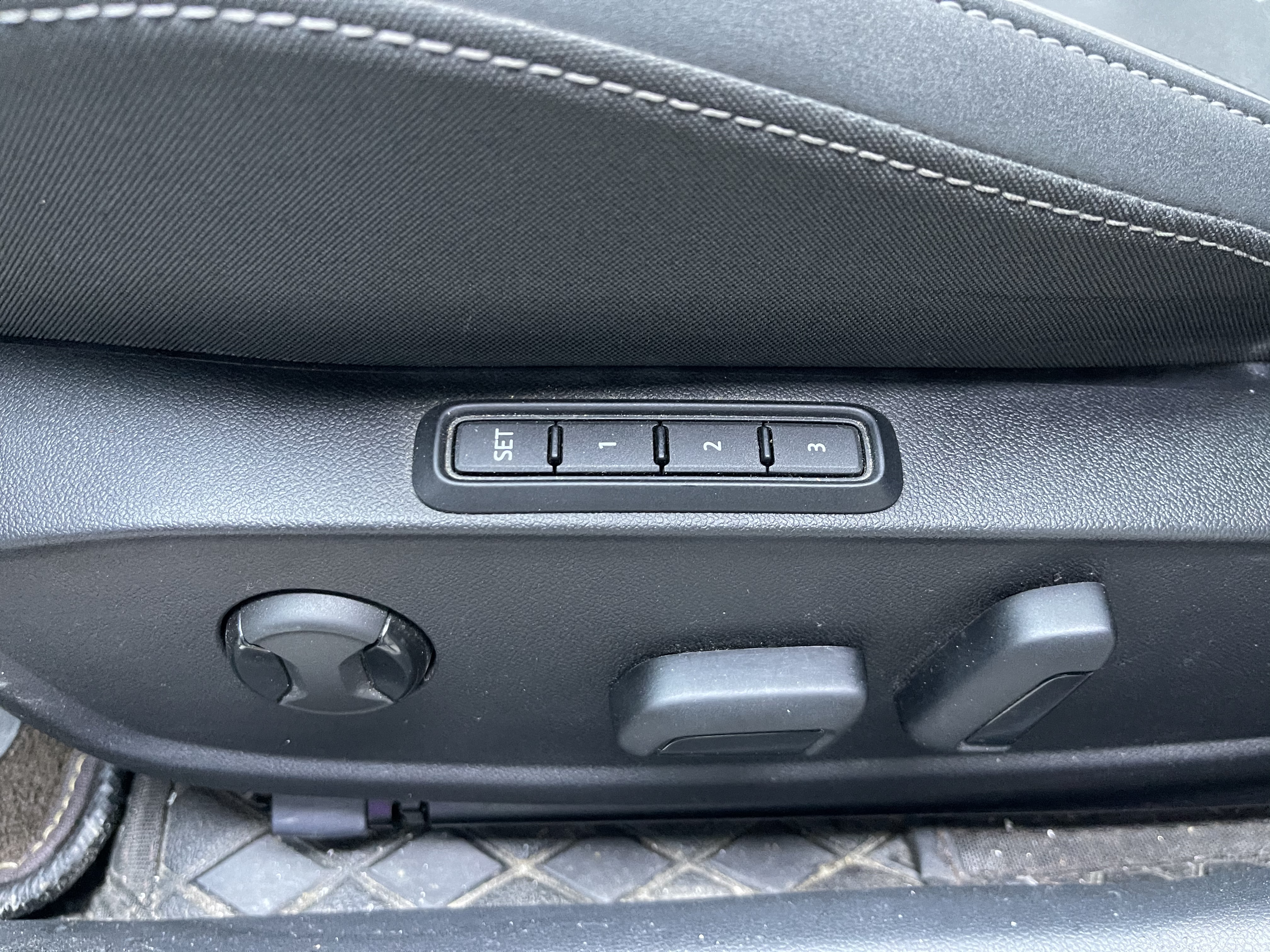 Volkswagen Golf 2023 car image #10