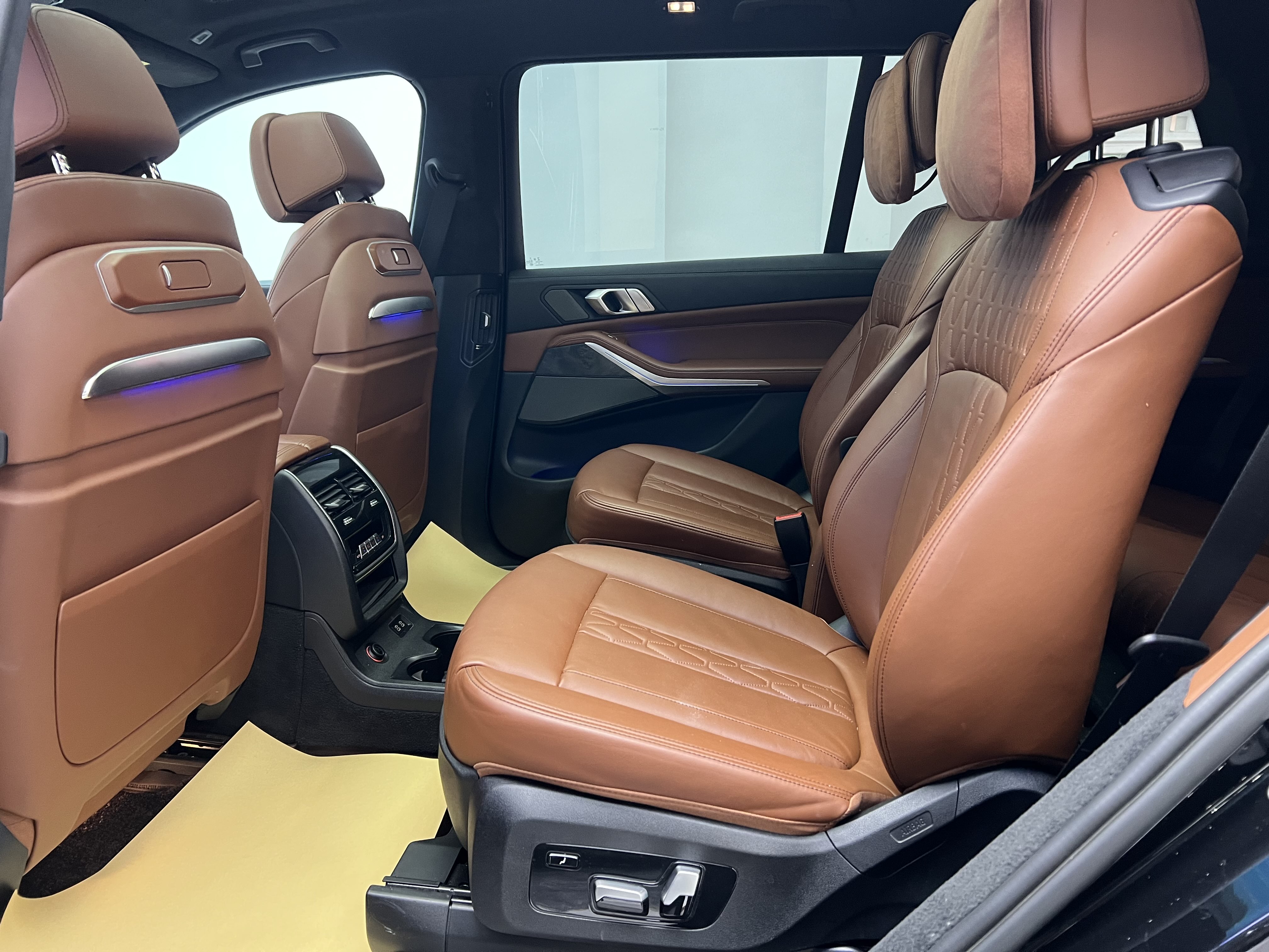 BMW X7 M60i 2023 immagine di auto #10