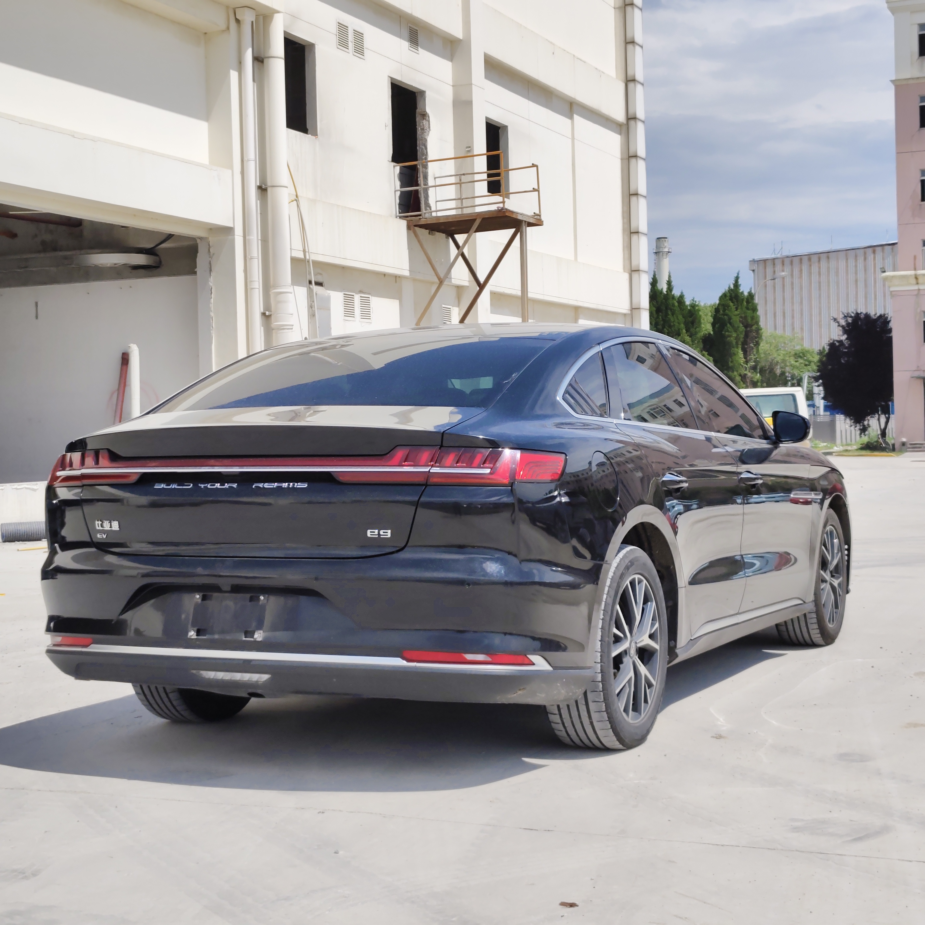 BYD e9 2022 car image #10