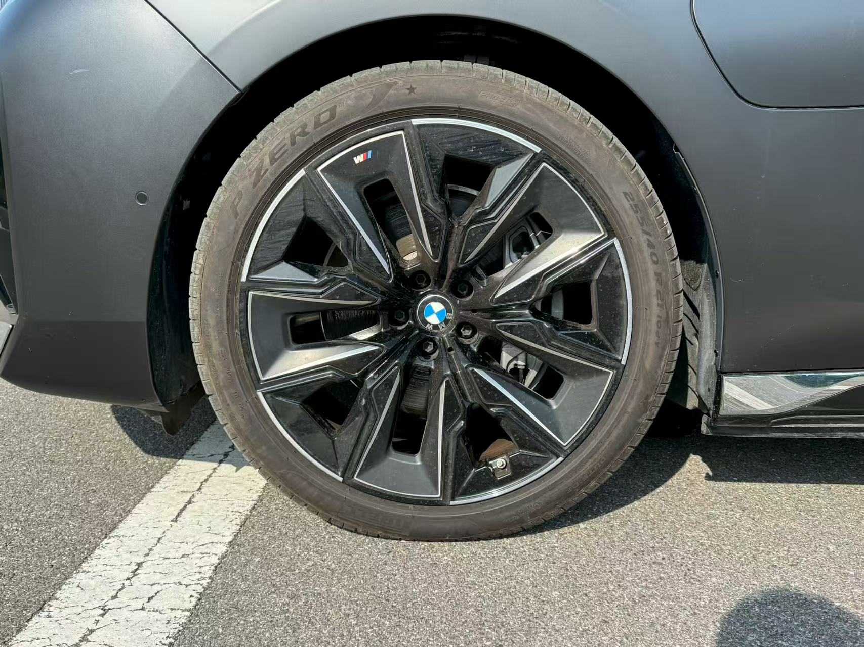 BMW i7 M70L 2023 #10 BMW i7 M70L 2023 car image #10