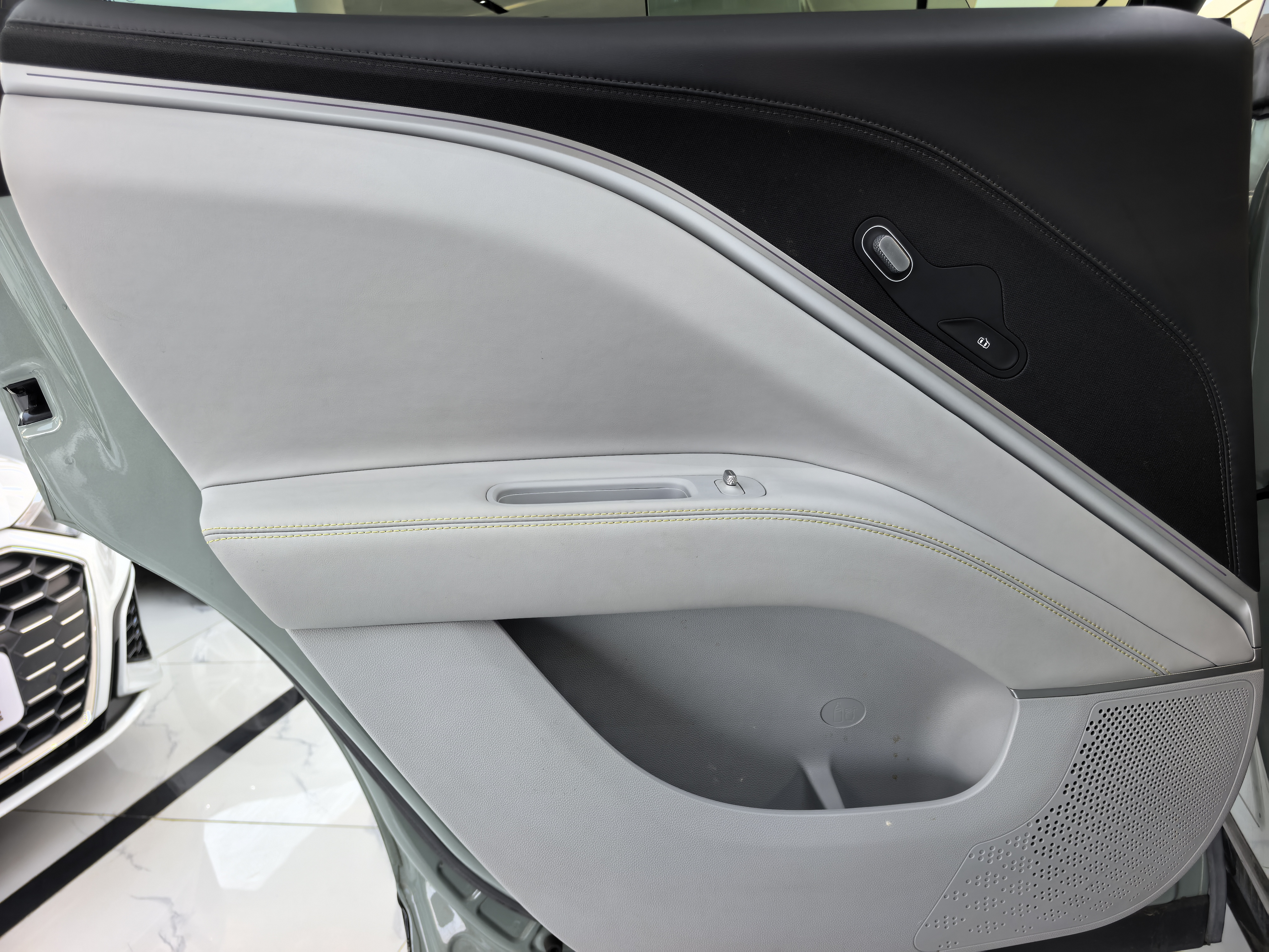 Avatr 11 2023 car image #10