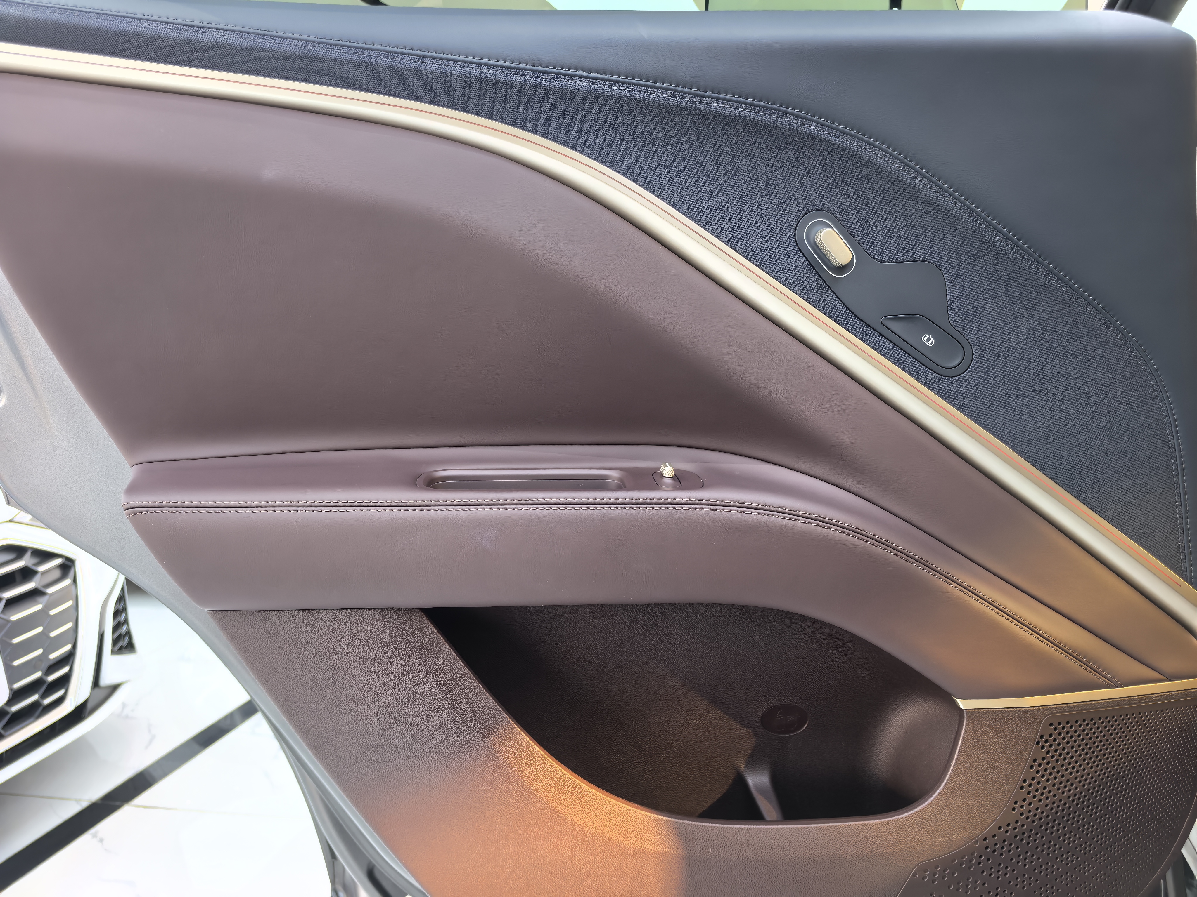 Avatr 11 2023 car image #10