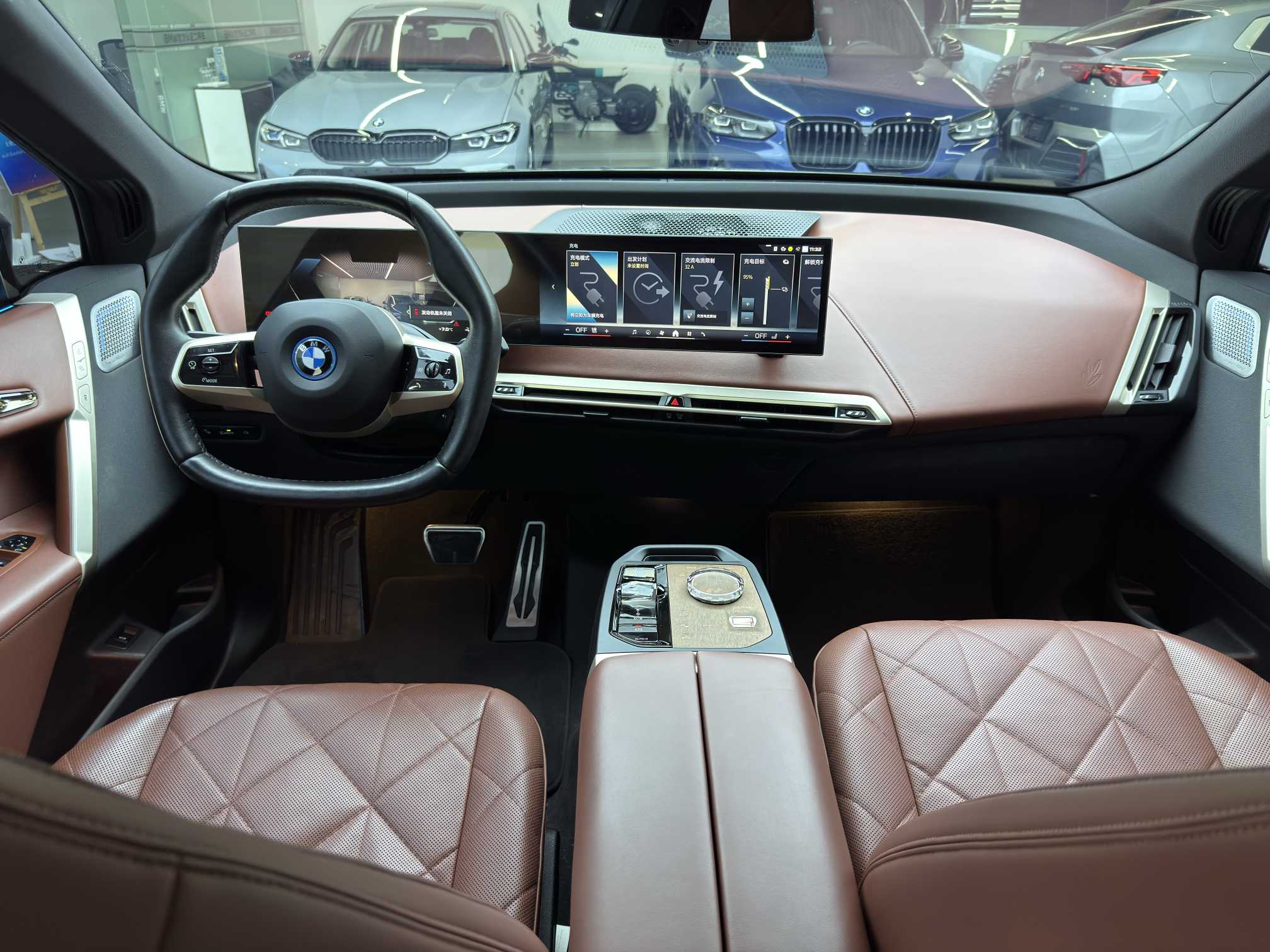 BMW iX M60 2025 #10 BMW iX M60 2025 car image #10