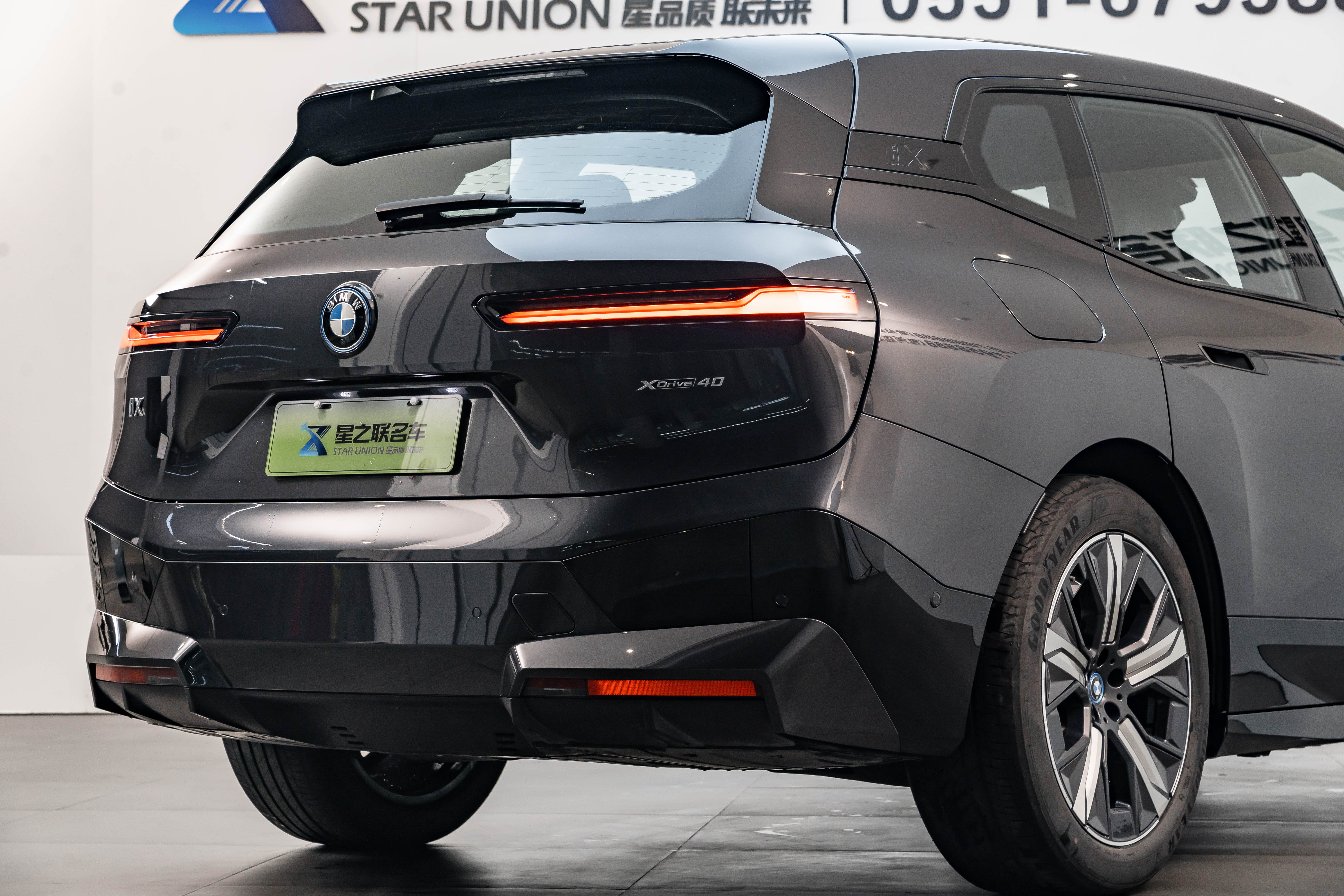 BMW iX 2024 car image #10