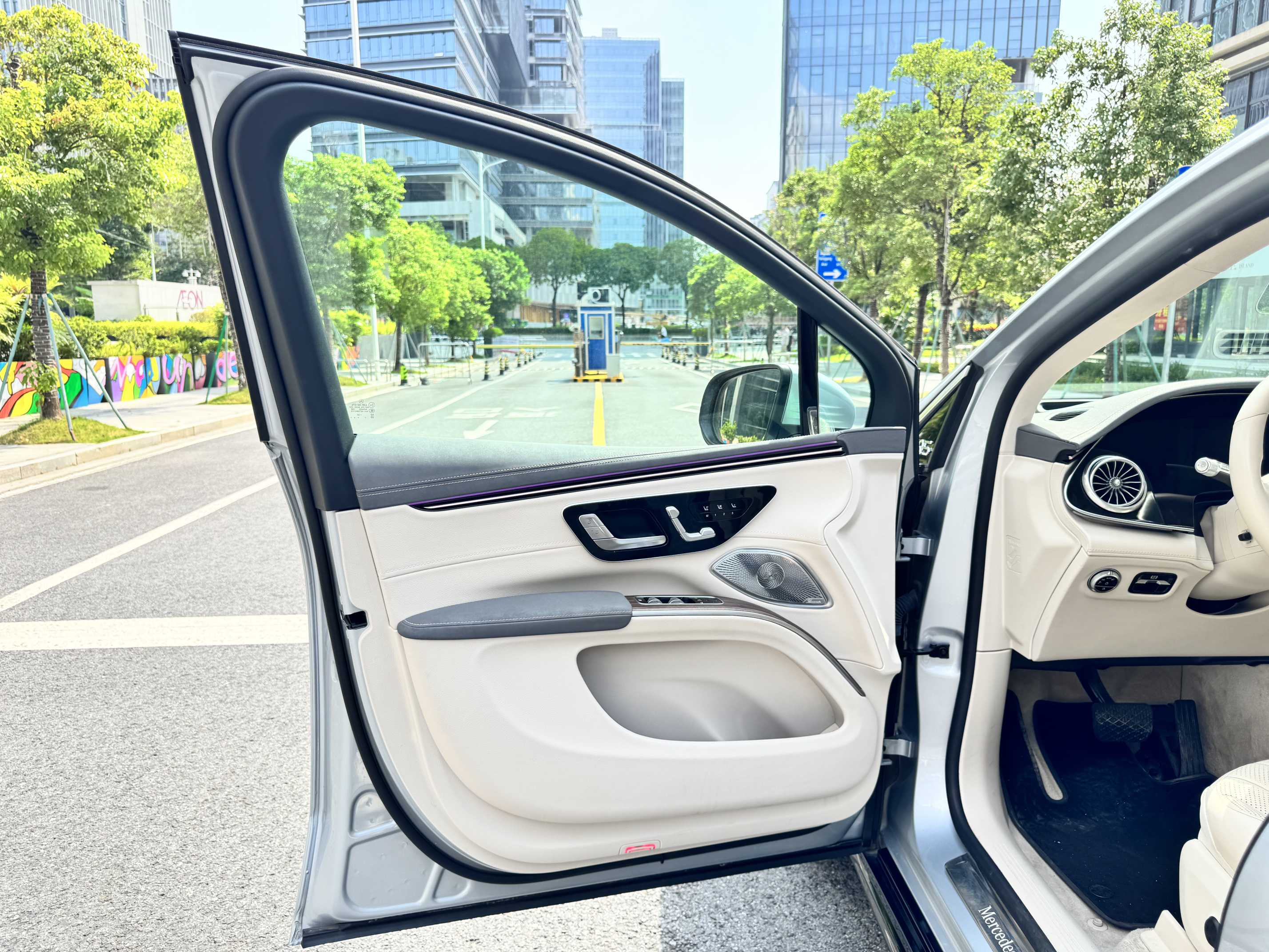 Mercedes-Benz EQS SUV 2023 car image #10