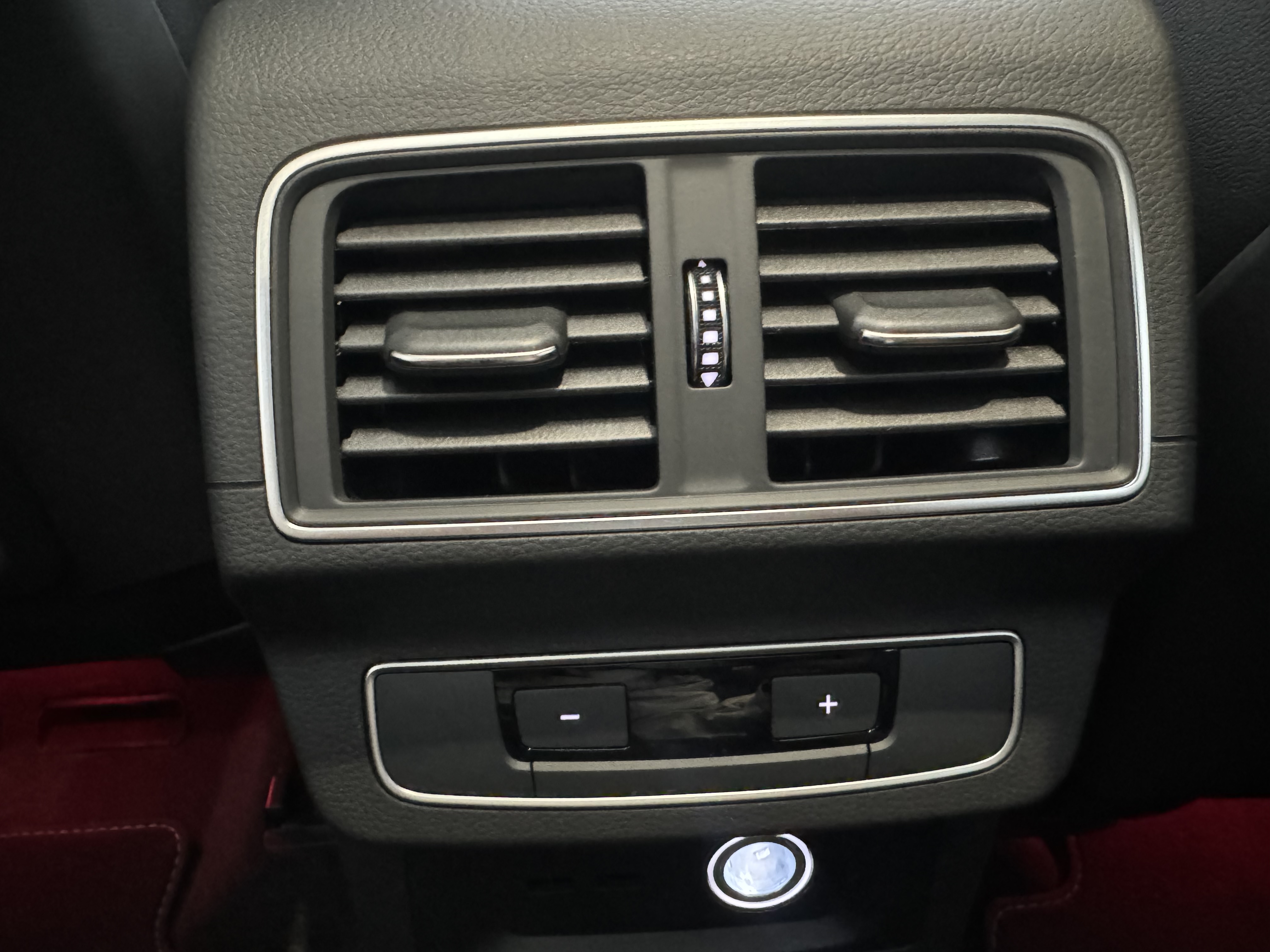 Audi Q5L Sportback 2023 immagine di auto #10