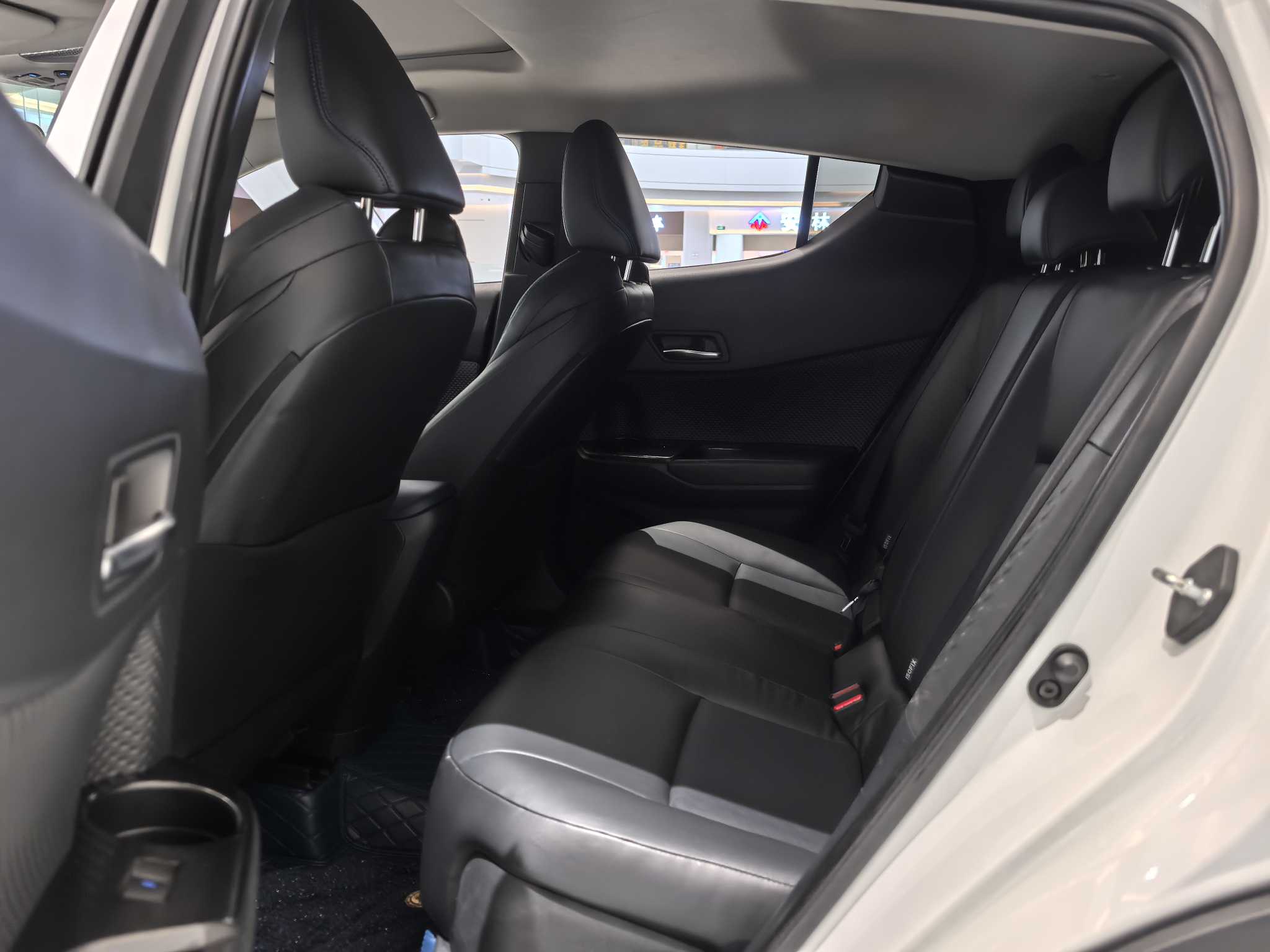 Toyota C-HR 2023 car image #10