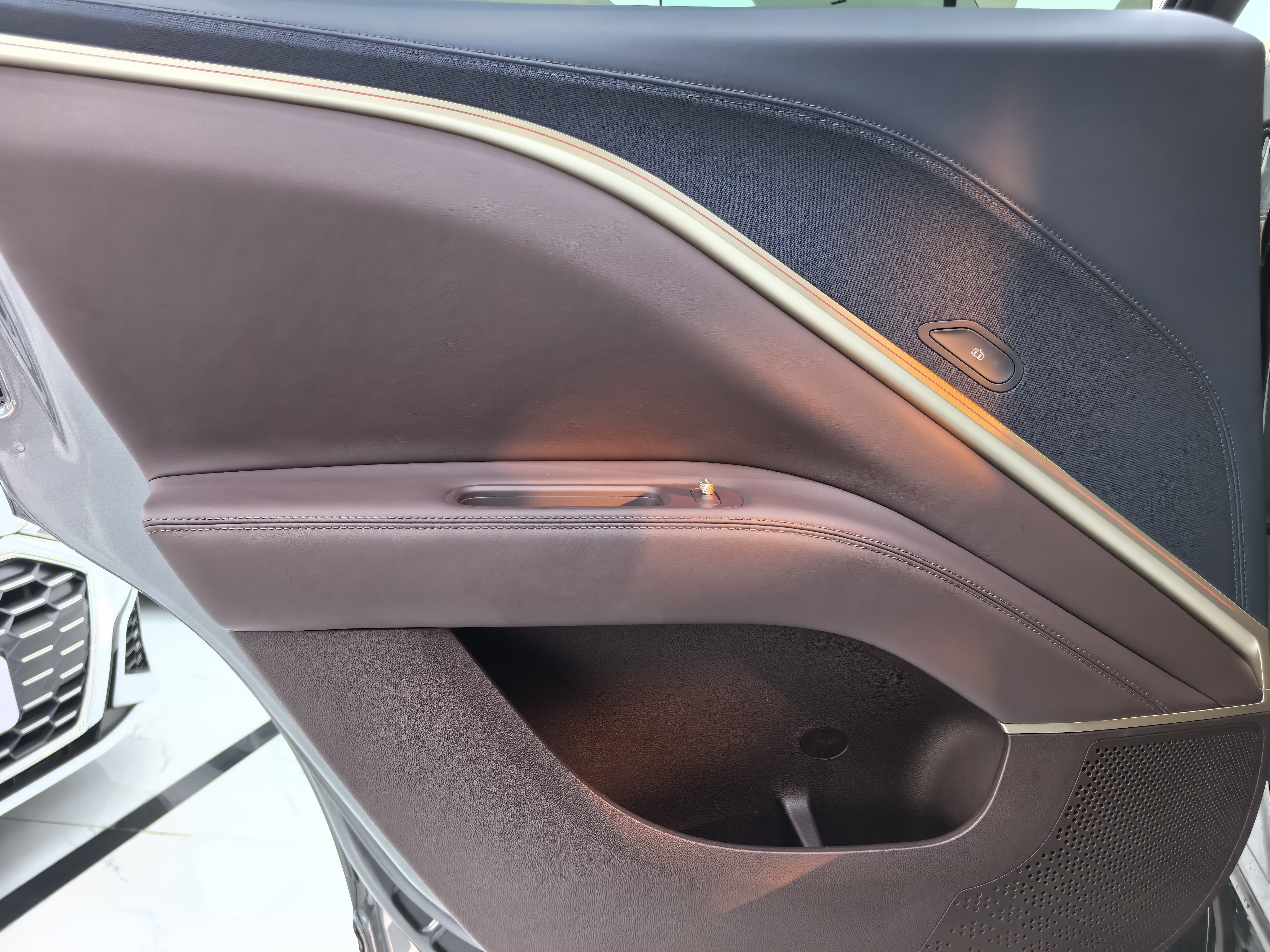 Avatr 11 2023 car image #10