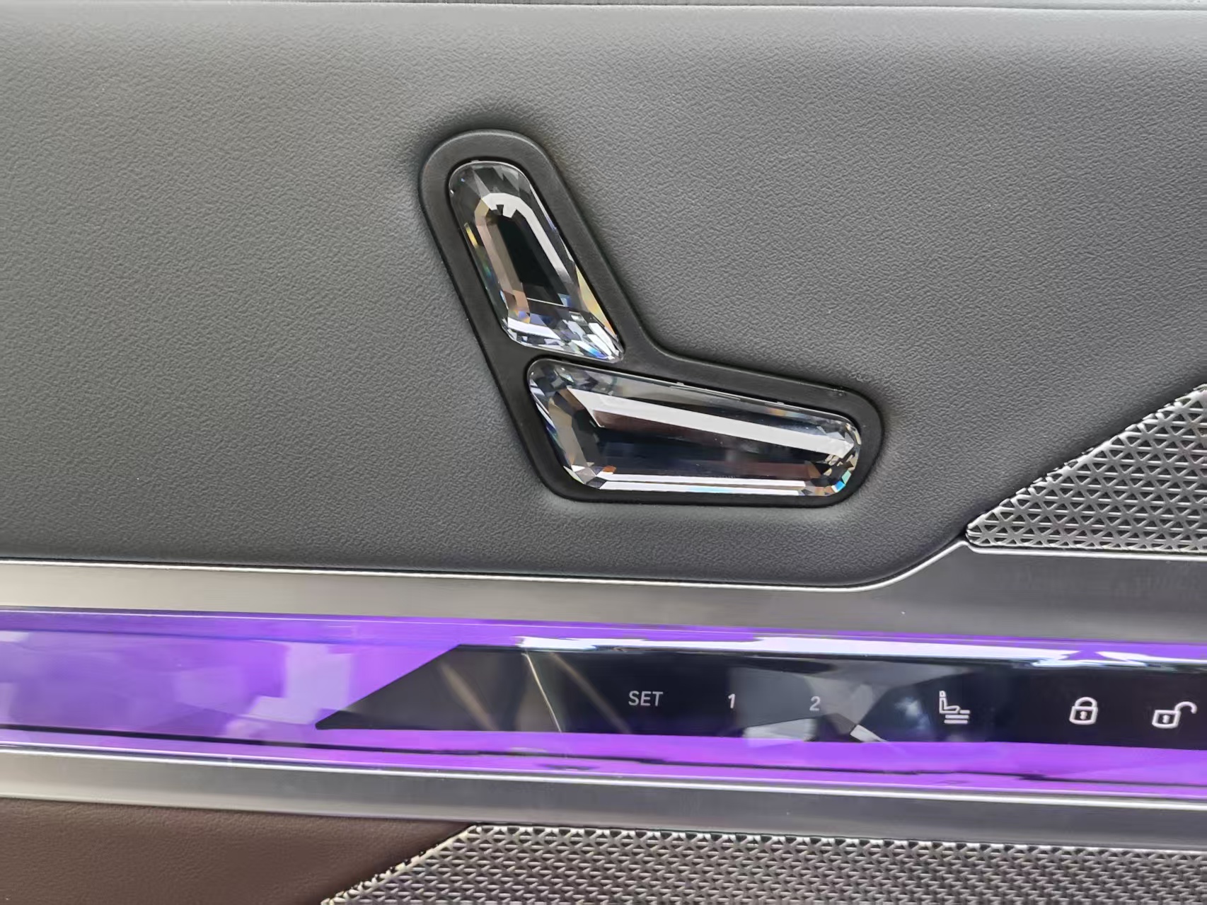 BMW i7 2023 car image #10