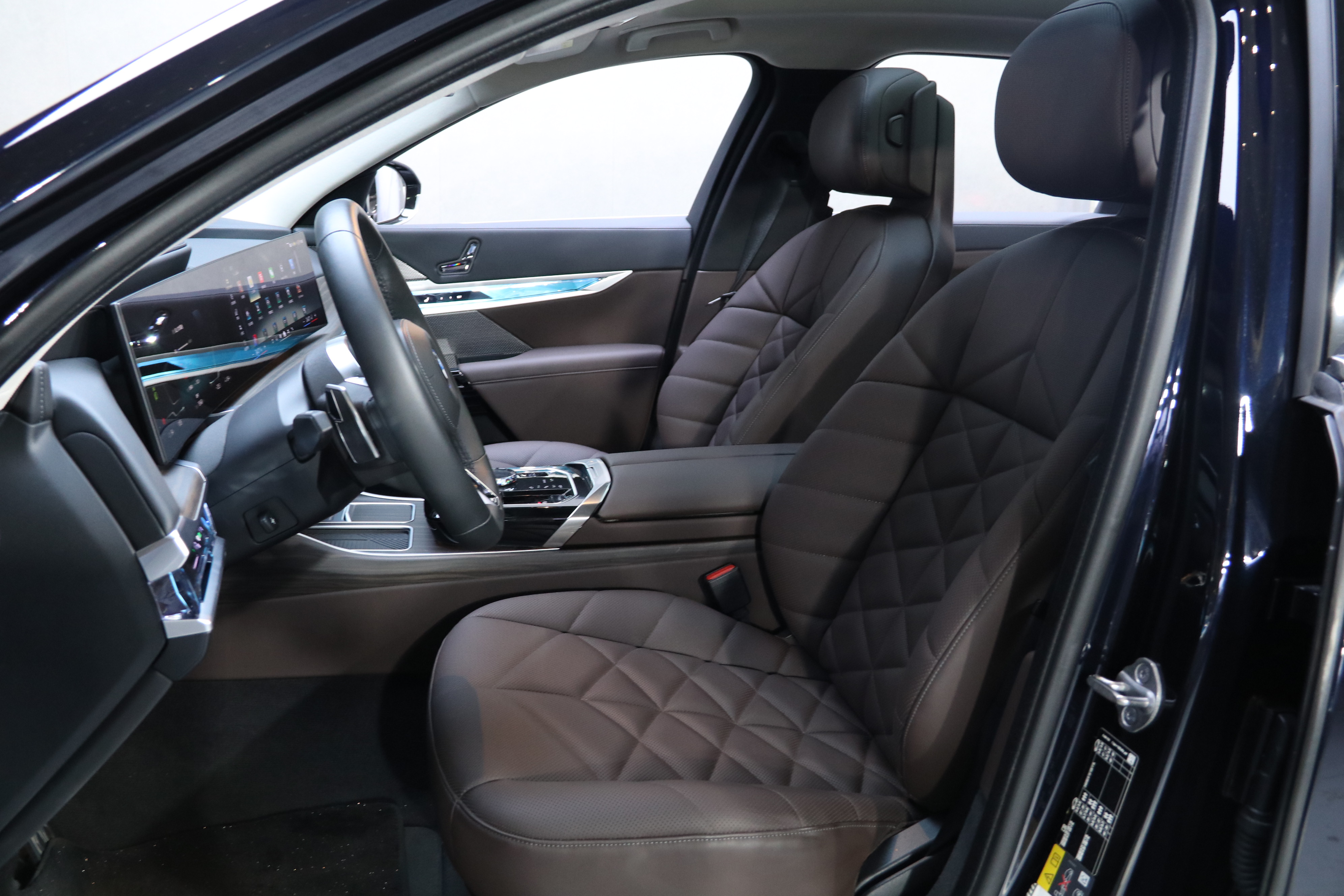 BMW i7 M70L 2024 car image #10