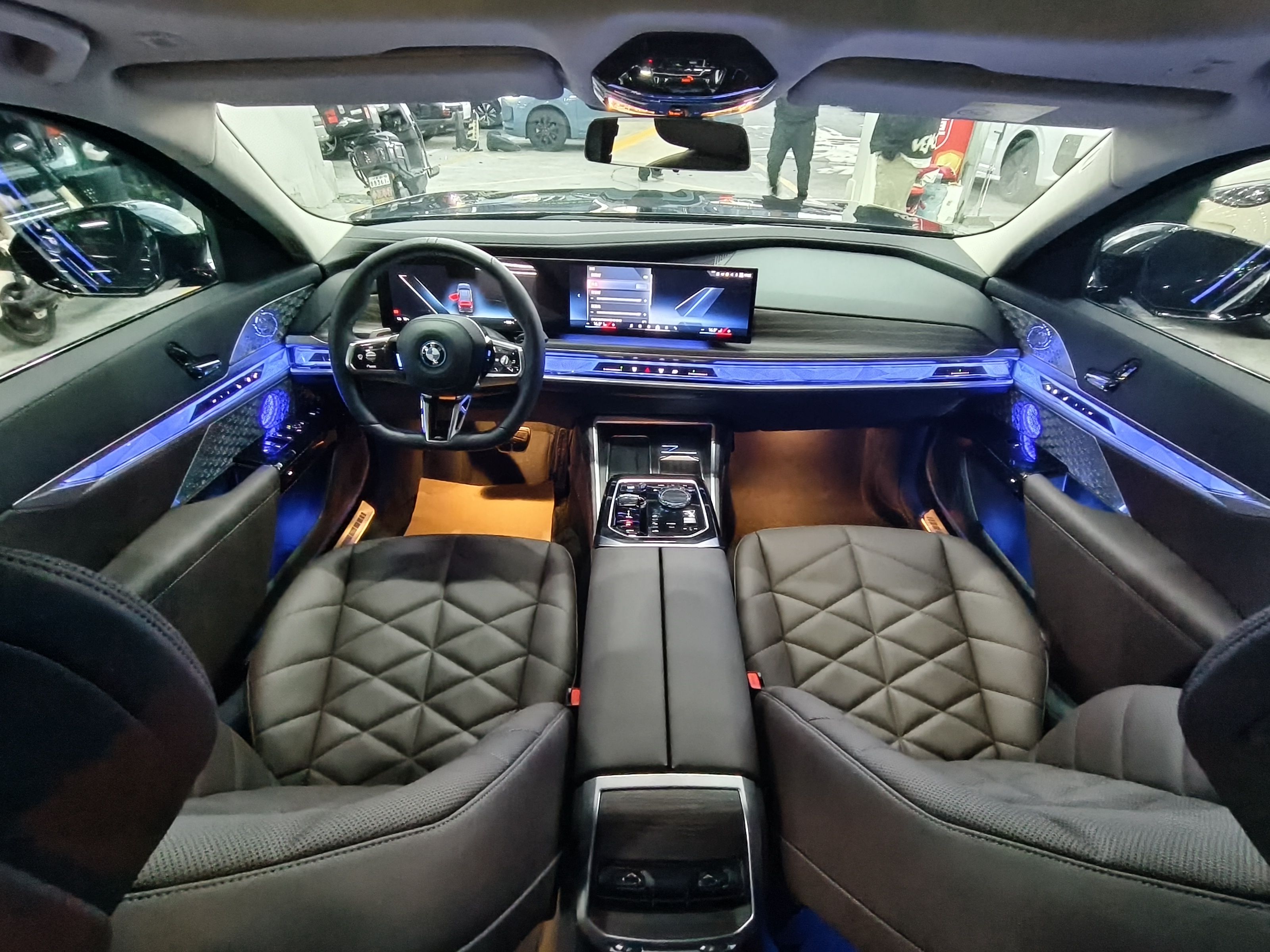 BMW i7 M70L 2024 car image #10