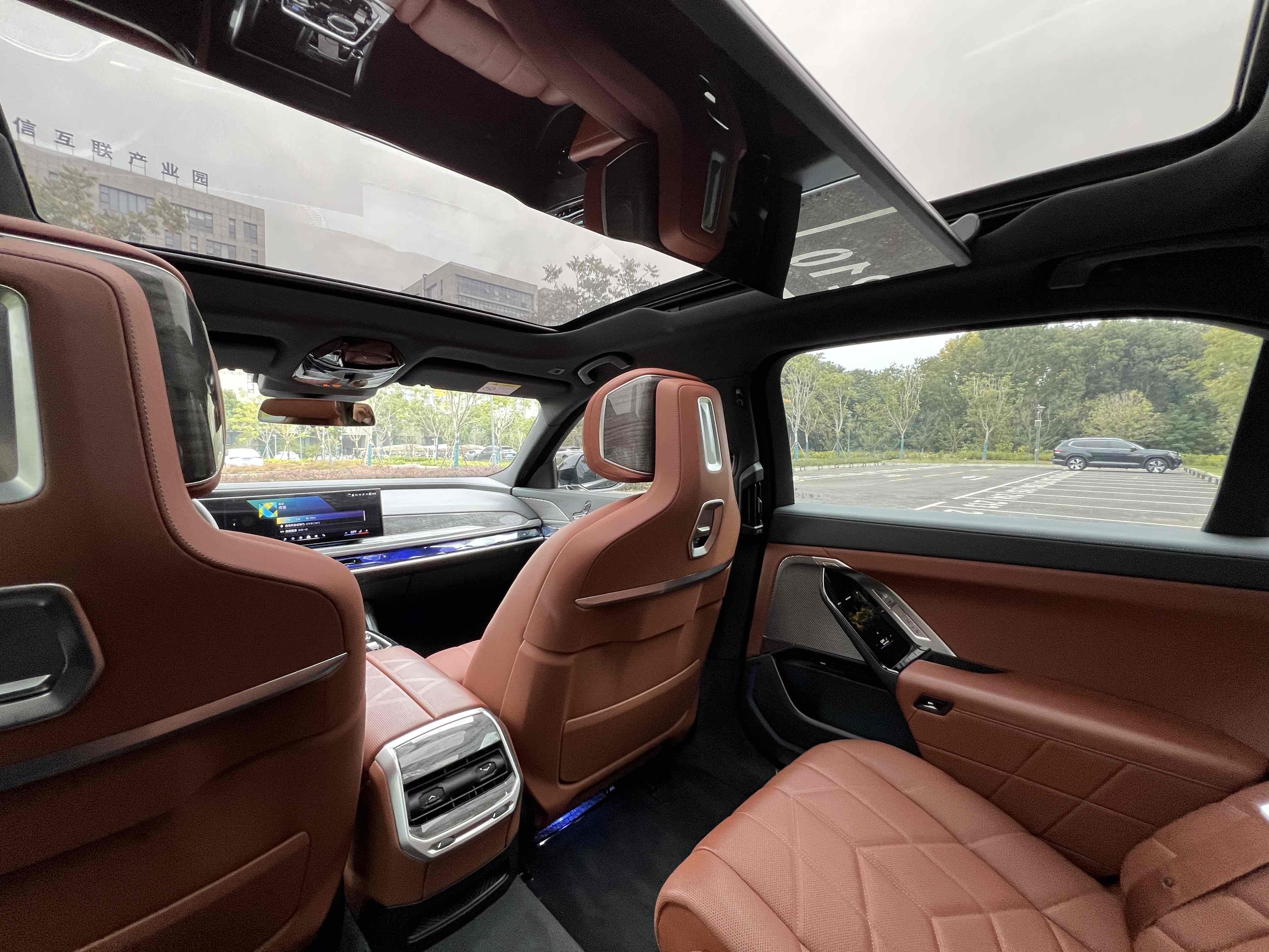 BMW i7 M70L 2024 car image #10