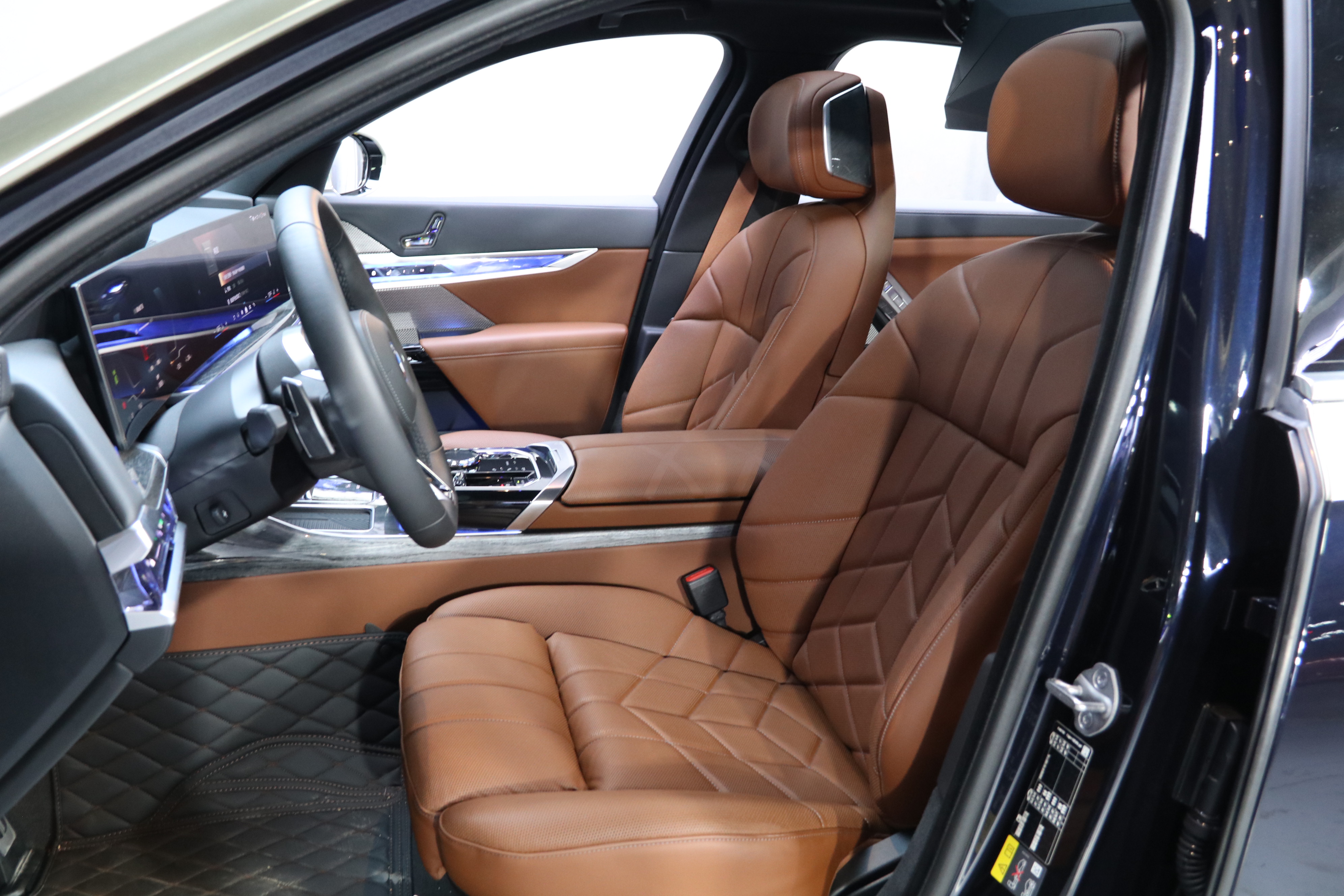 BMW i7 M70L 2025 #10 BMW i7 M70L 2025 car image #10