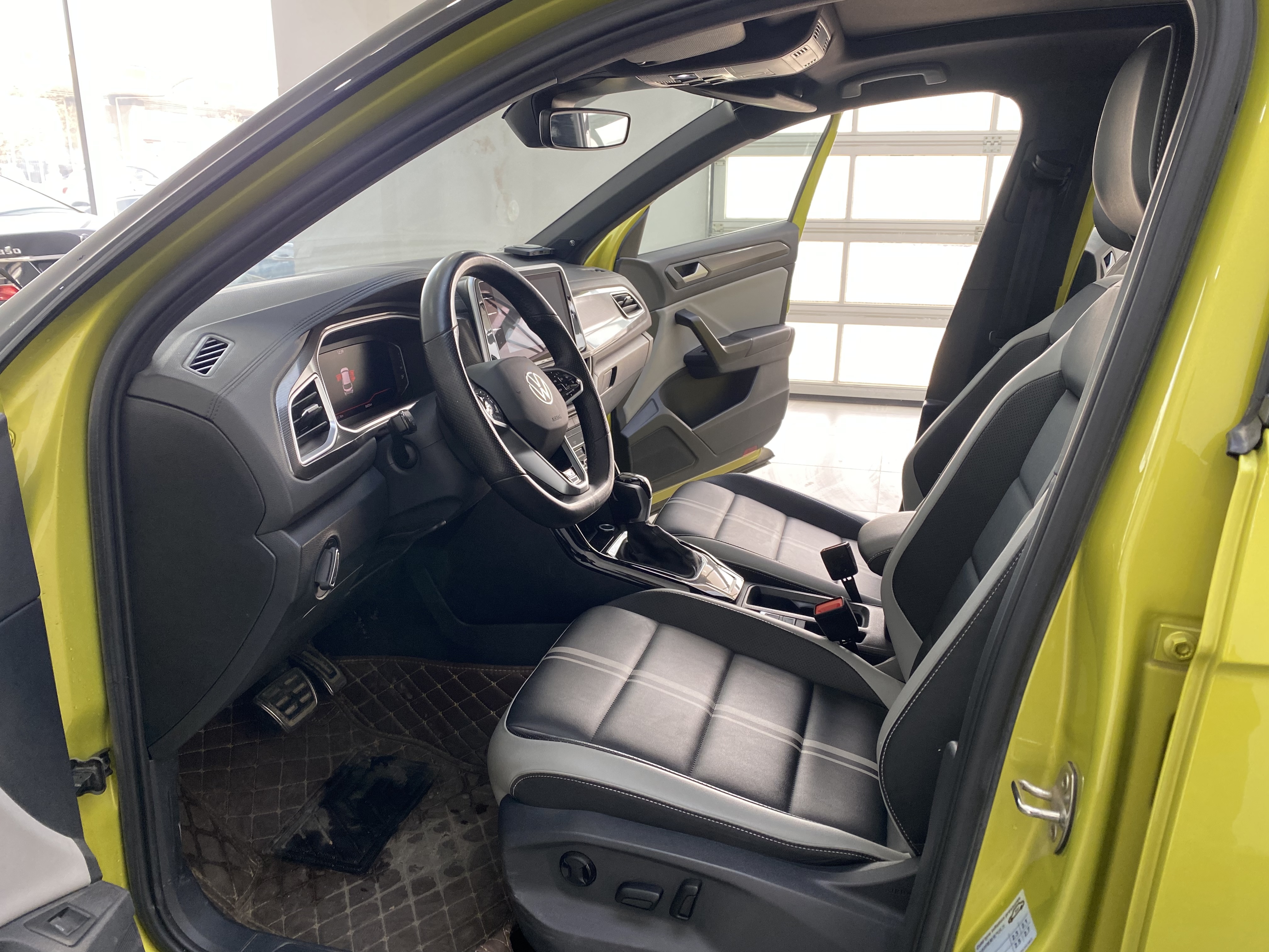 Volkswagen T-Roc 2023 immagine di auto #10