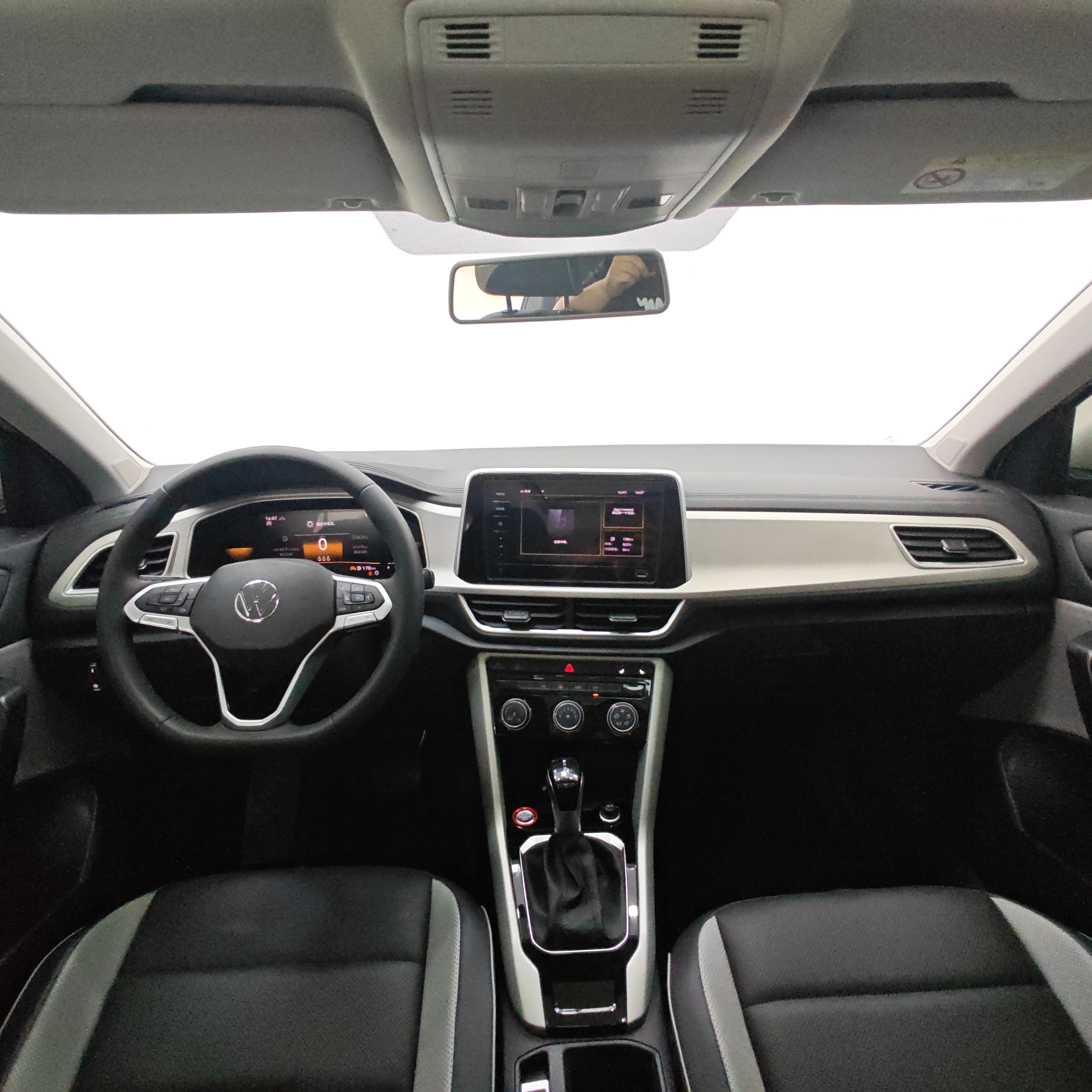 Volkswagen T-Roc 2023 car image #10