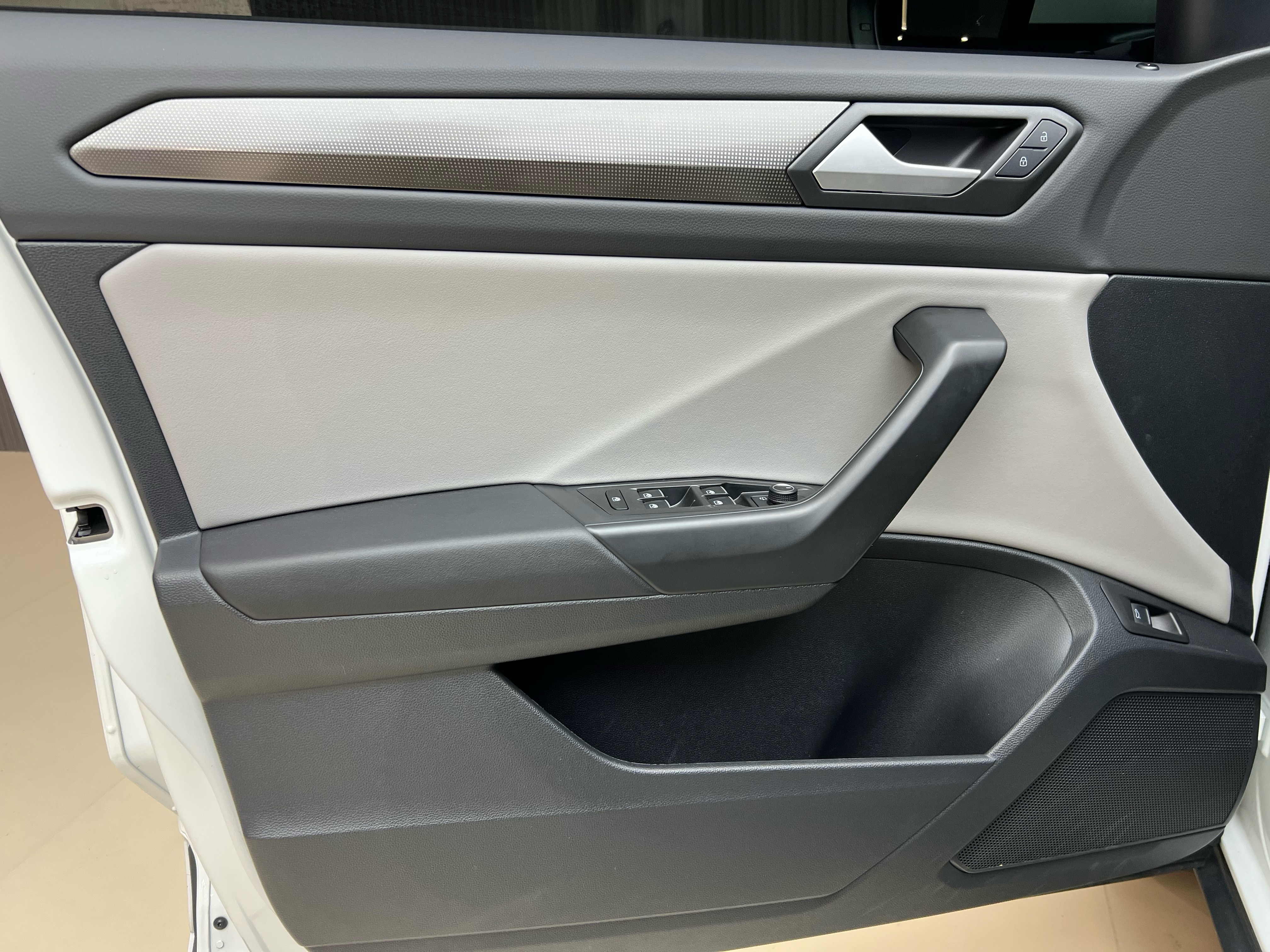 Volkswagen T-Roc 2023 car image #10