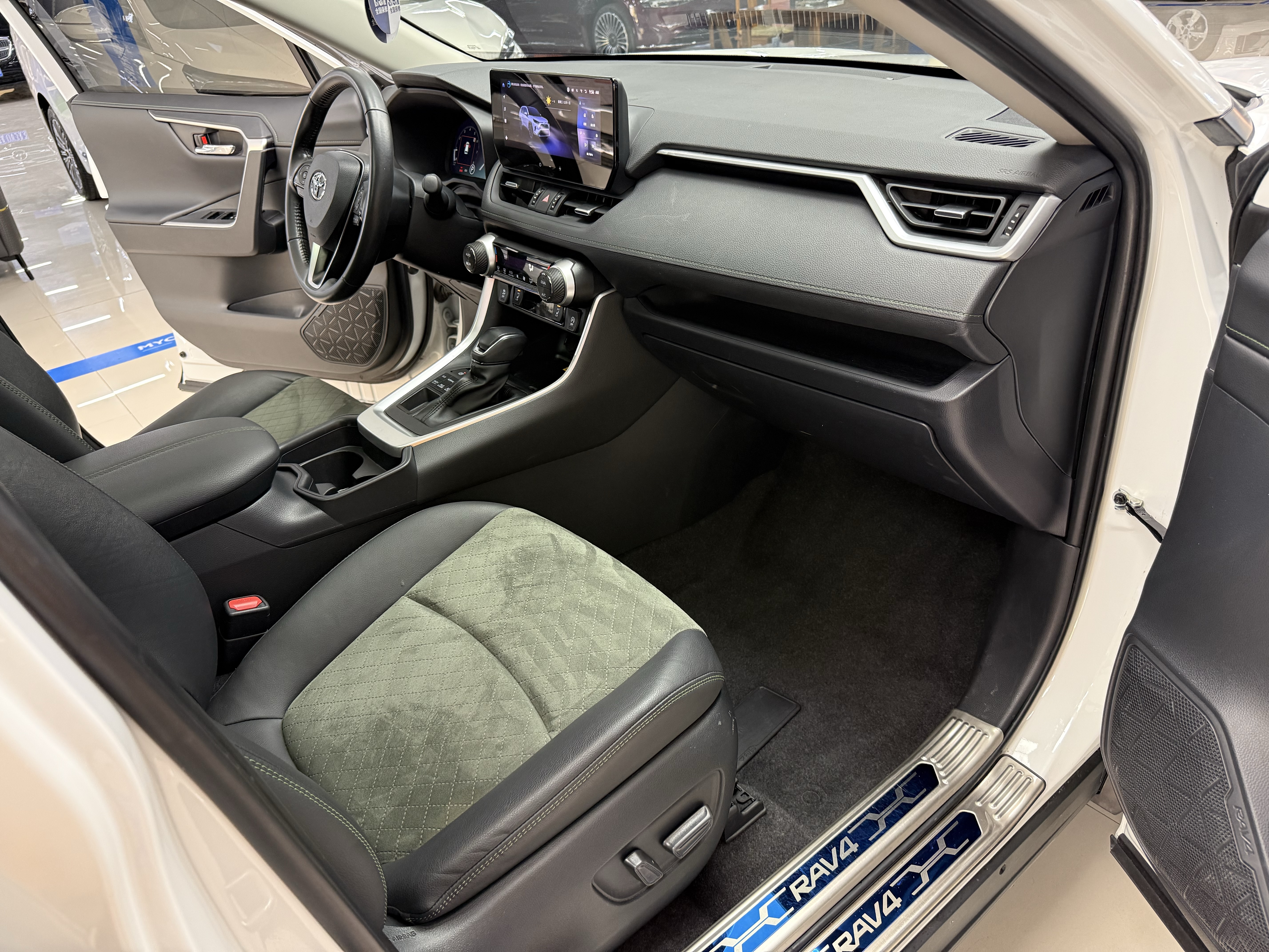 Toyota RAV4 2024 car image #10