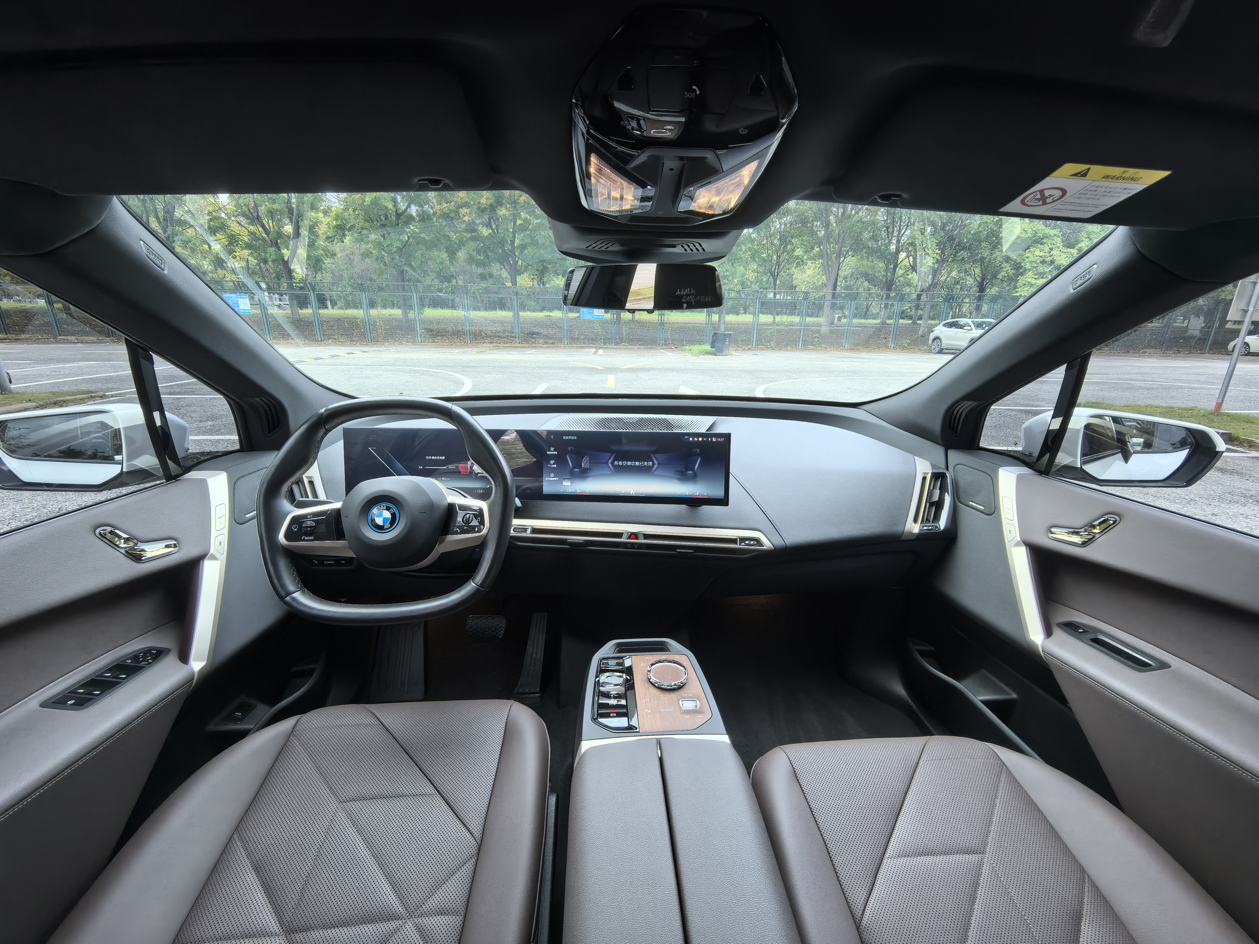 BMW iX 2023 immagine di auto #10