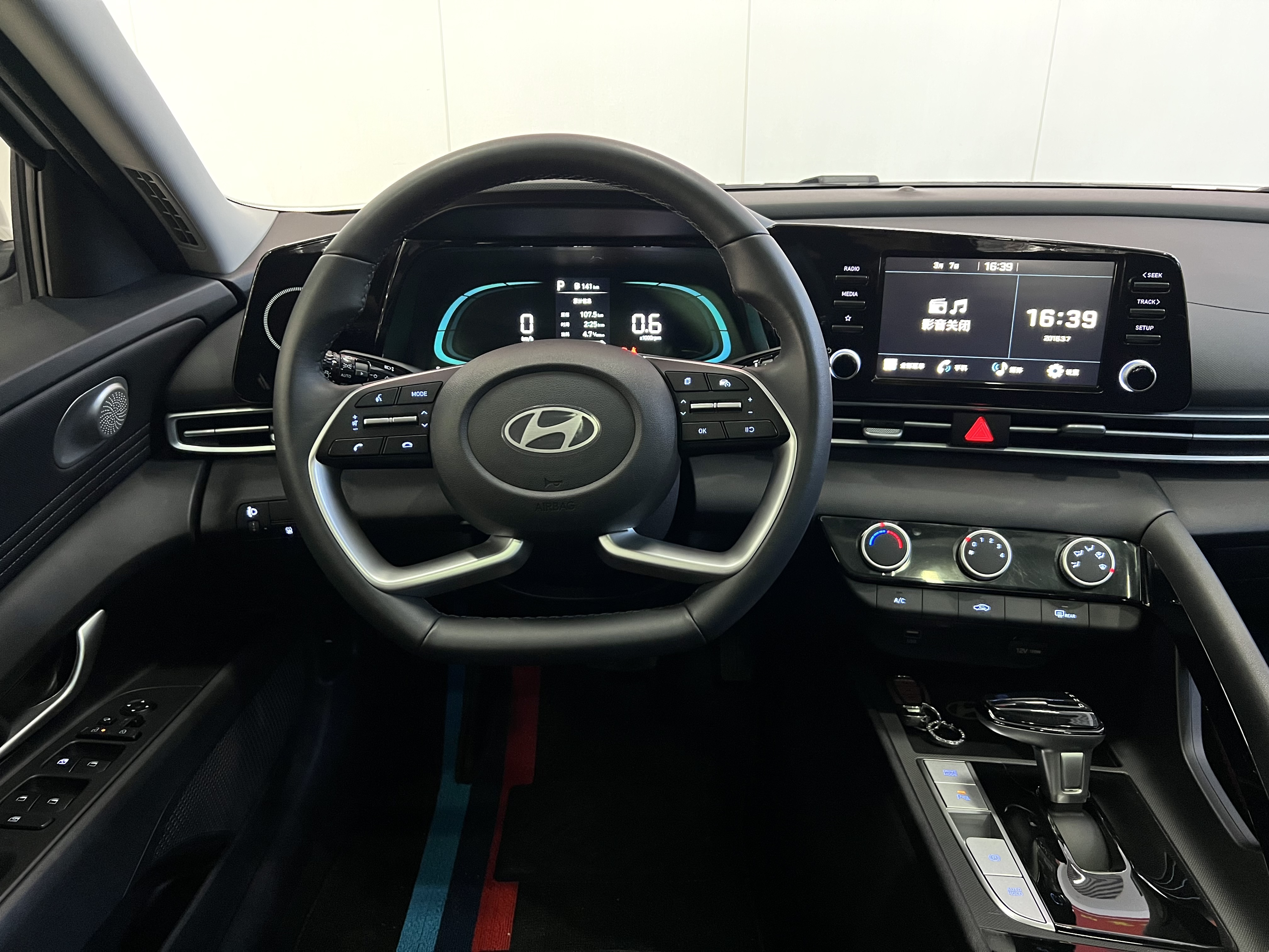 Hyundai Elantra 2024 immagine di auto #10