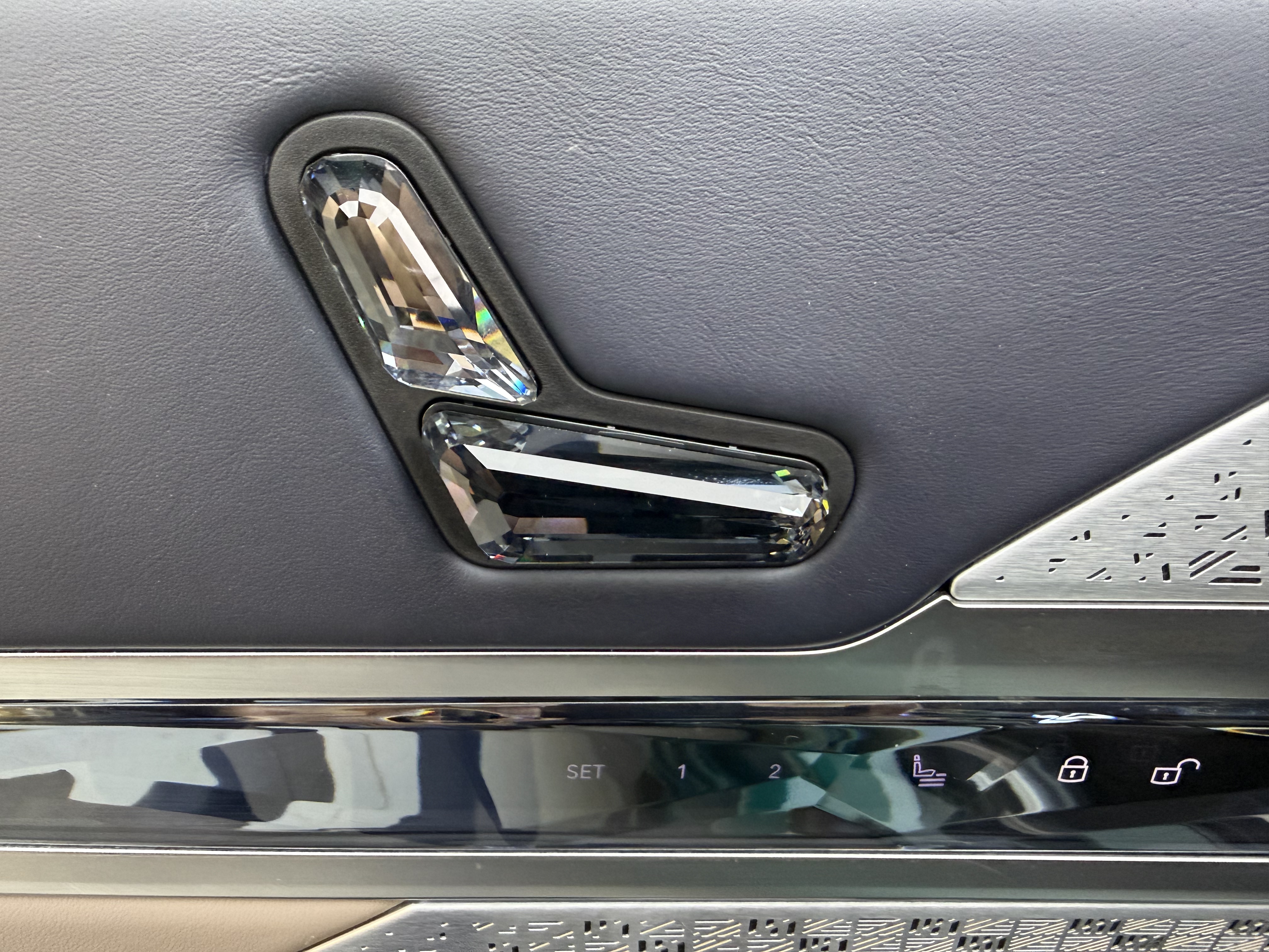 BMW i7 M70L 2024 #10 BMW i7 M70L 2024 car image #10