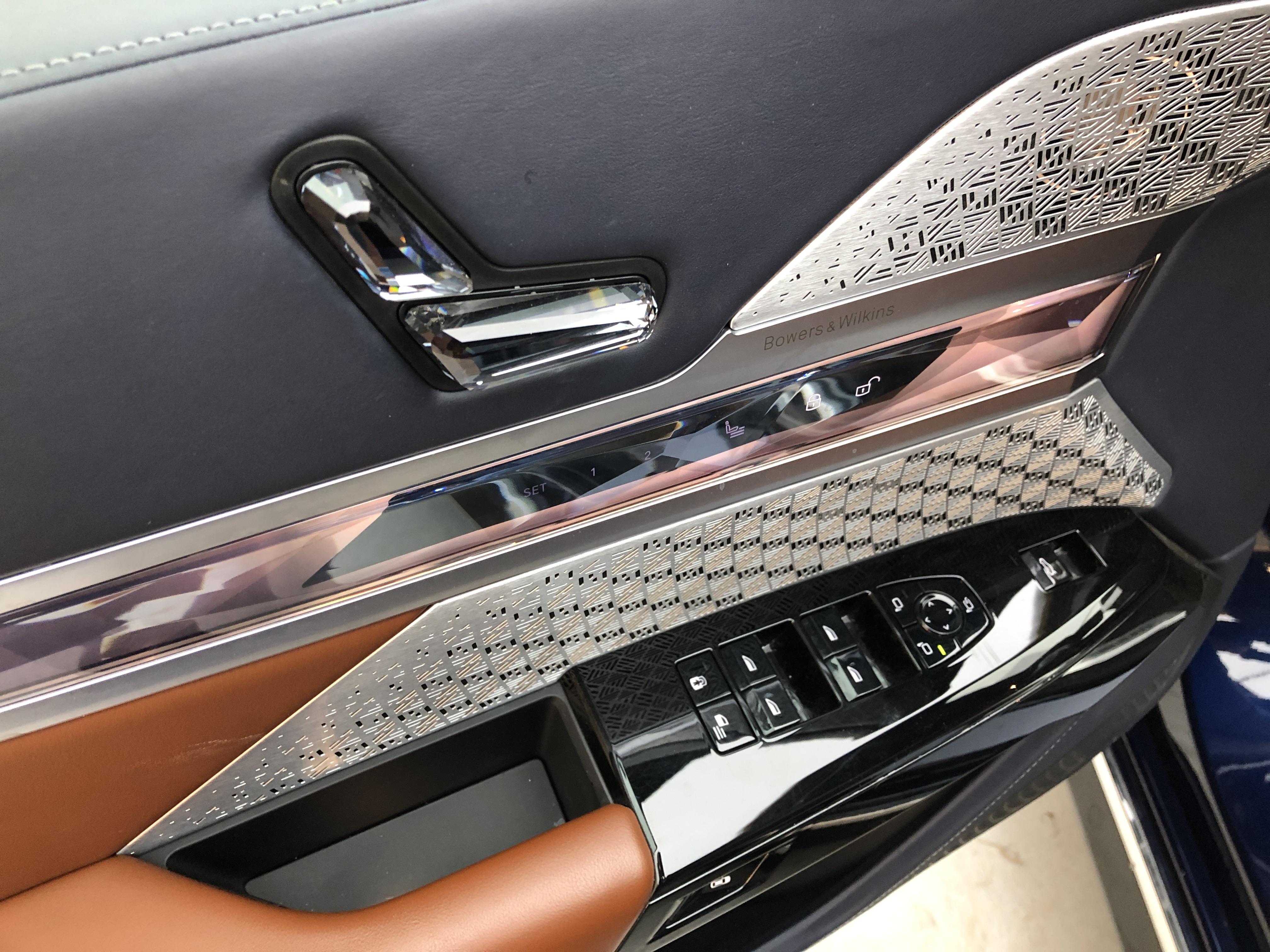 BMW i7 M70L 2023 #10 BMW i7 M70L 2023 car image #10